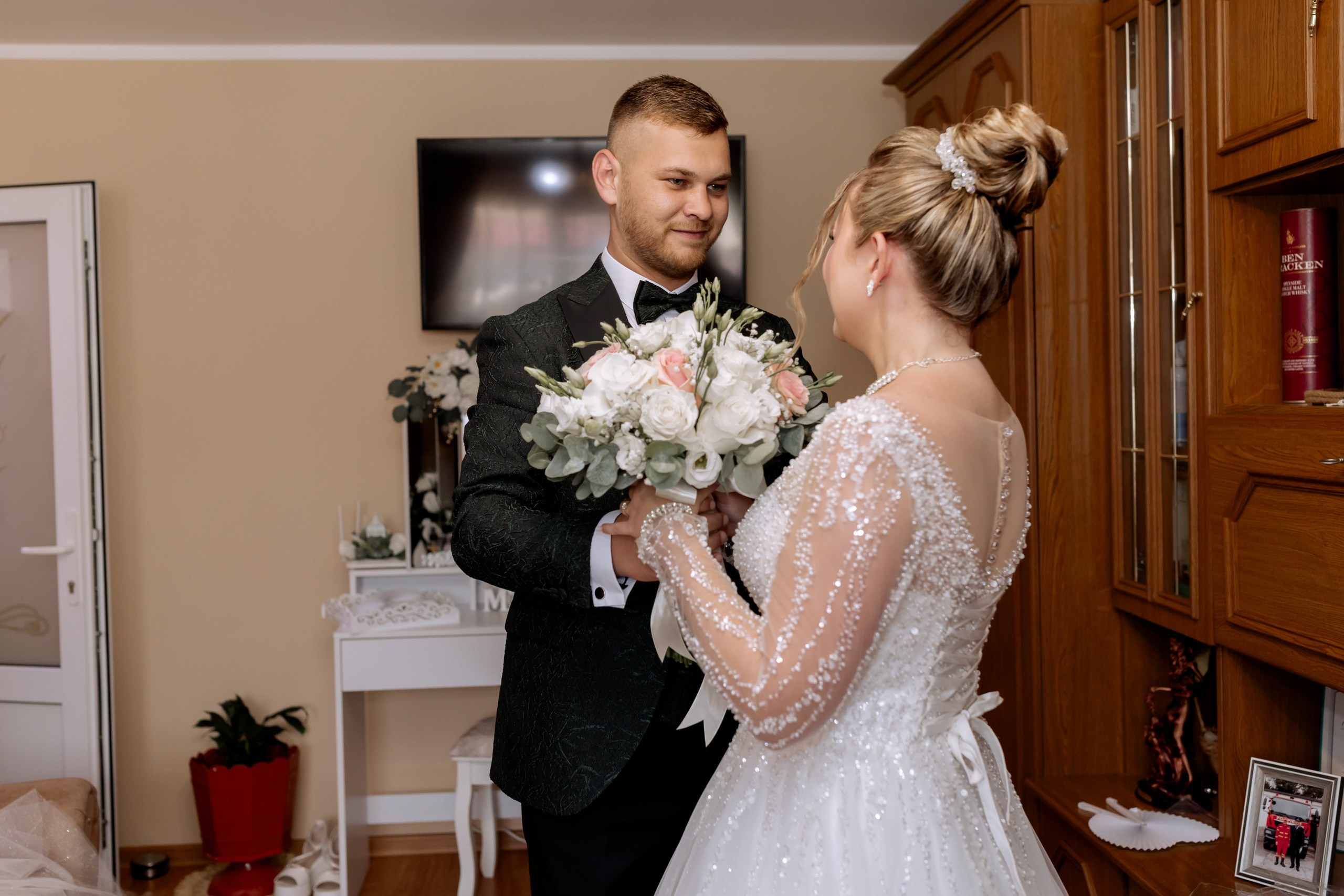 * fotograf stare civilă Siret* fotograf Bucovina* fotograf nuntă Suceava* fotograf Iași Botoșani* stare civilă tradițională* ie românească nuntă* AlinoFotoStudio* fotograf Andrei și Andreea- Alin Chirilă fotograf – stare civilă Siret, Suceava, Andrei și Andreea în ie tradițională, poveste spusă prin fotografiefotograf stare civilă Siret Suceava Alin Chirilă – miri îmbrăcați în costum tradițional bucovineanAlin Chirilă fotograf nuntă Siret Suceava – stare civilă autentică în Bucovina, emoții realefotograf Siret Suceava Alin Chirilă – Andrei și Andreea la starea civilă în ie tradiționalăstare civilă Siret fotograf Alin Chirilă – cadre naturale cu miri în costum popular din Bucovinafotograf nuntă Siret Suceava Alin Chirilă – povestitor prin fotografie, moment emoționant la starea civilăAlin Chirilă fotograf stare civilă Siret – iubire autentică surprinsă în stil documentarfotograf Bucovina Siret Alin Chirilă – stare civilă în ie tradițională, cadre pline de emoțieAlin Chirilă fotograf Suceava – Andrei și Andreea spun DA la starea civilă în Siretfotograf stare civilă Suceava Siret Alin Chirilă – poveste de iubire în stil tradițional românesc - Alin Chirilă fotograf profesionist, AlinoFotoStudio, fotograf evenimente Siret, Suceava County, Iași, Bacău County, Botoșani, Neamț County, fotograf nunți, botezuri, cununii civile, portrete și momente autentice surprinse elegant.- Alin Chirilă surprinde momente elegante de nuntă și evenimente speciale prin AlinoFotoStudio, fotograf disponibil în Siret, Suceava County, Iași, Bacău County, Botoșani și Neamț County, specializat în nunți, botezuri și cununii civile. - Alin Chirilă fotograf profesionist, AlinoFotoStudio, fotograf nuntă și evenimente în Siret, Suceava, Iași, Bacău, Botoșani și Piatra Neamț, fotograf nunți, botezuri, cununie civilă, ședințe foto, trash the dress, logodnă, familie, portrete și fotografii autentice. - AlinoFotoStudio by Alin Chirilă, fotograf evenimente premium în Suceava County, Iași County, Bacău County, Botoșani County și Neamț County, fotograf de familie, fotograf ceremonii religioase, petreceri și momente emoționante. - Alin Chirilă fotograf, povestitor prin fotografie, servicii foto profesionale pentru mireasă, mire, pregătiri nuntă, biserică, restaurant, valsul mirilor, tradiții românești și amintiri de neuitat în Moldova.