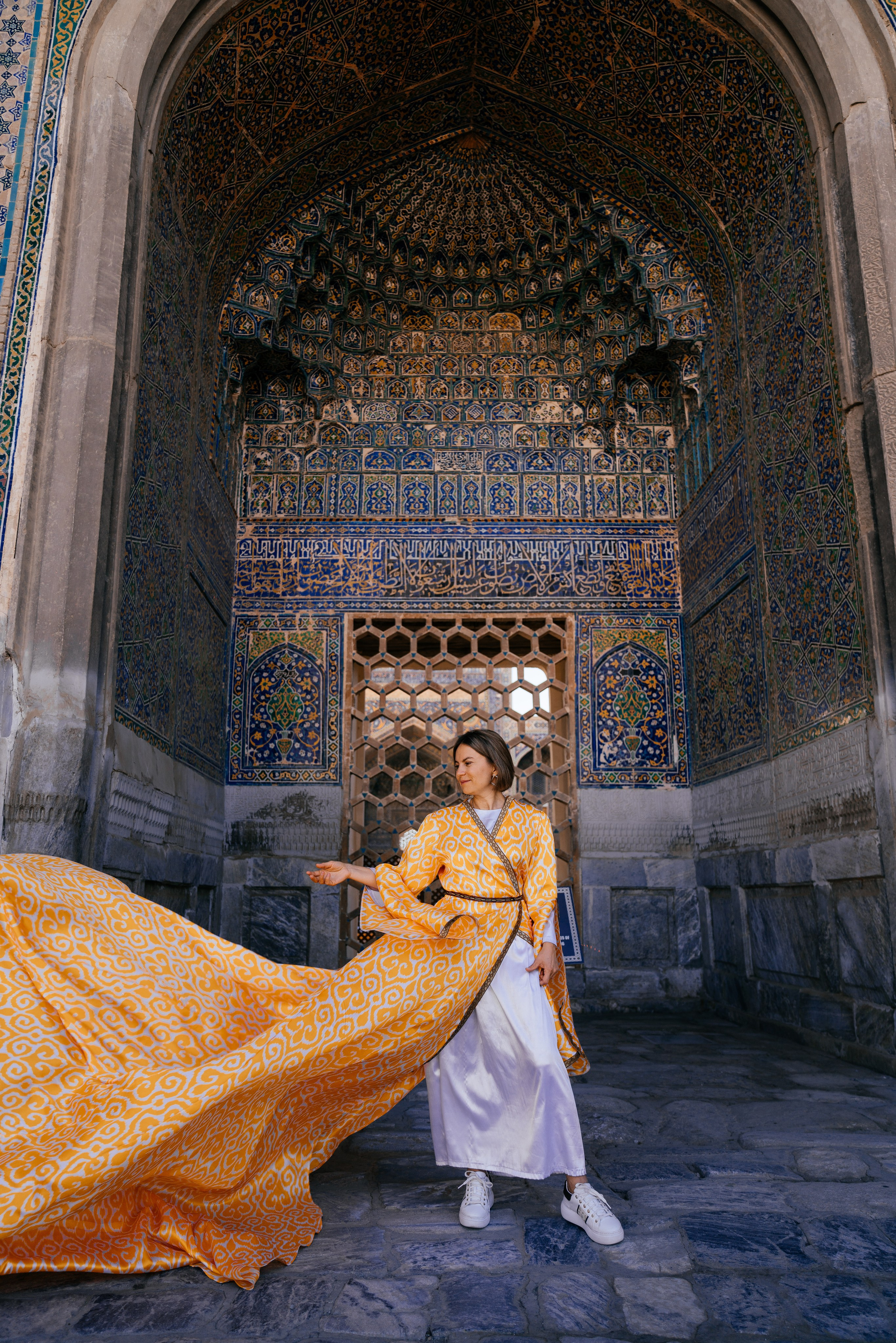 Этнические платья для фотографий в Бухаре. Фотограф в Узбекистане и Самарканде Джасур Марупов