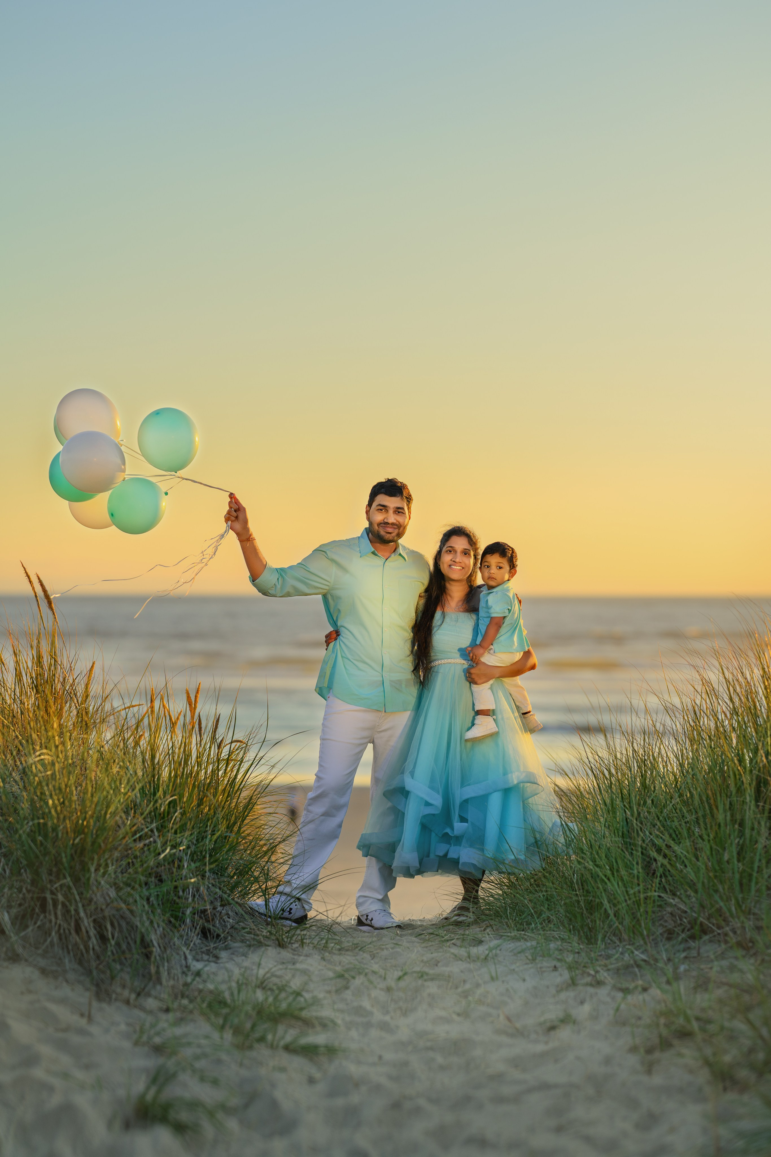 Jigeesha’s family. Wedding & family photography in Seattle area. Helen Michelle photographer