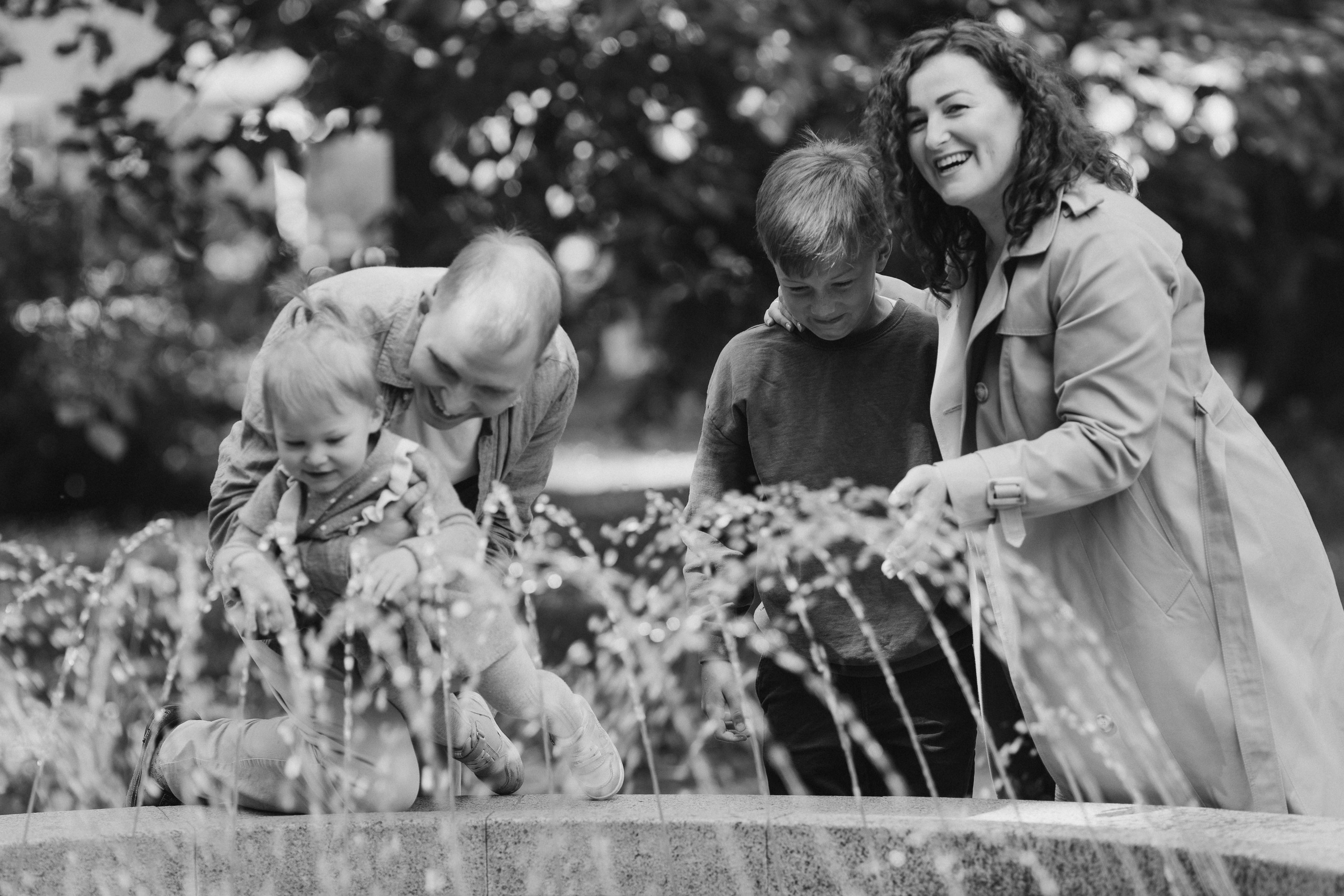 Family walking in the park. Family photographer in Vilnuis Svetlana Naumova