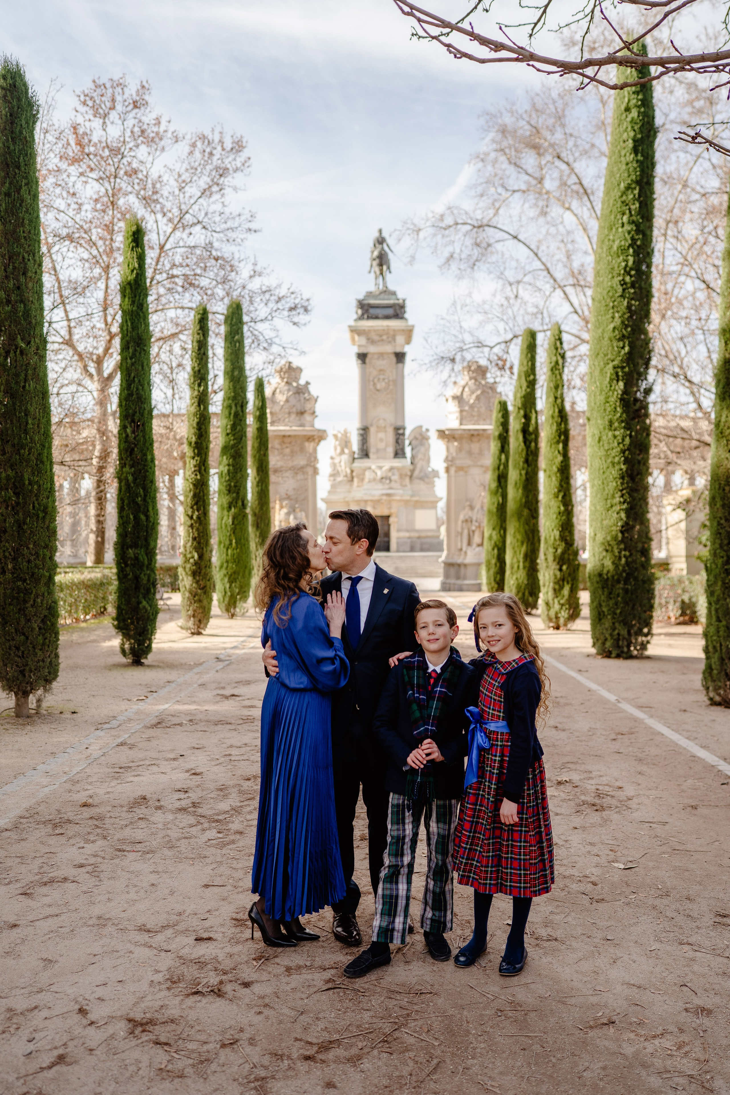 Family photoshoot in Retiro Park. Madrid Photographer for Proposals, Engagements & Families | Anya Petrova