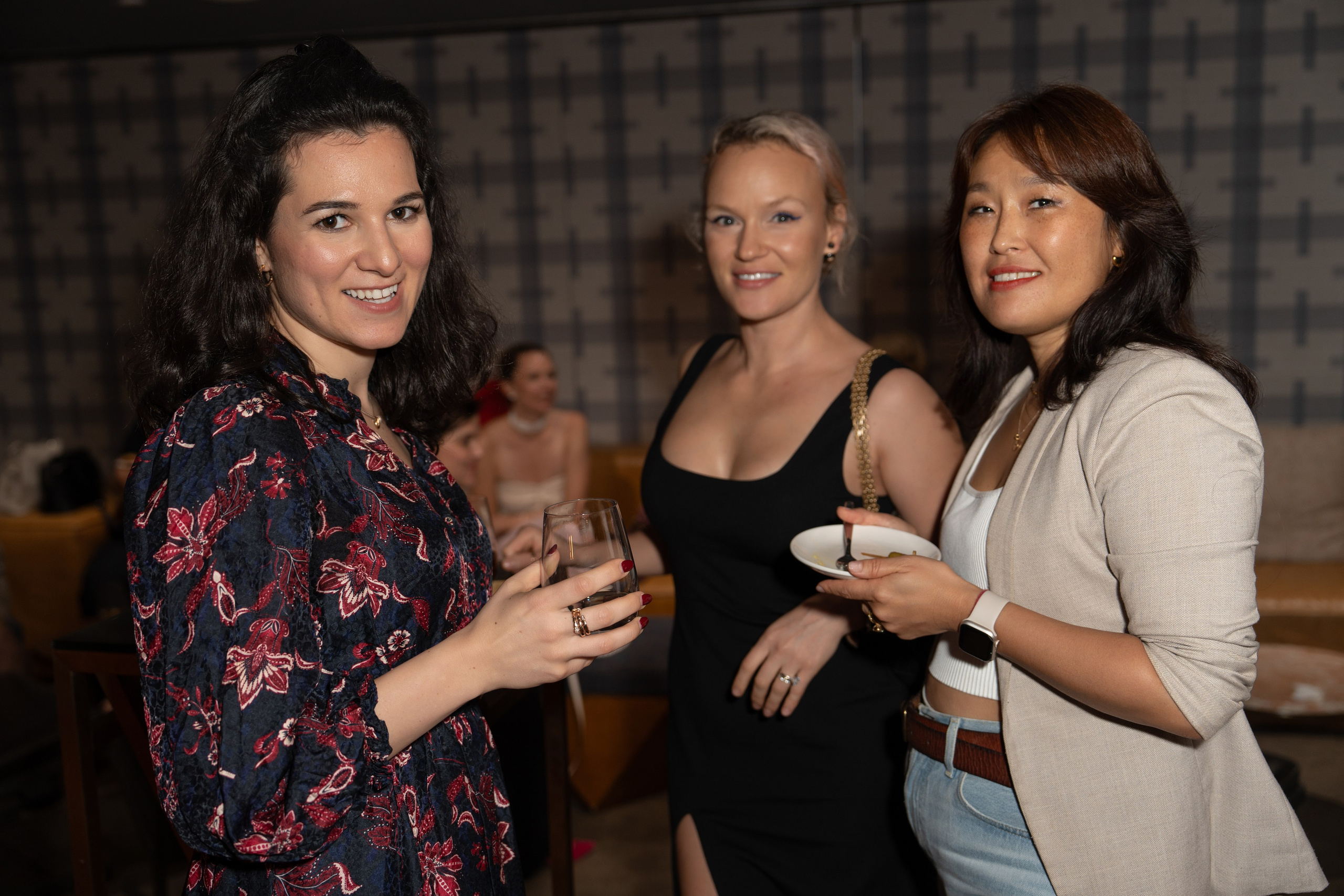 KRISP. PRODUCTION MOVIE PREMIER. ФОТОГРАФ В ГОНКОНГЕ (СВАДЬБЫ, FASHION, СЕМЕЙНЫЕ, МЕРОПРИЯТИЯ, ФОТОПРОГУЛКИ)