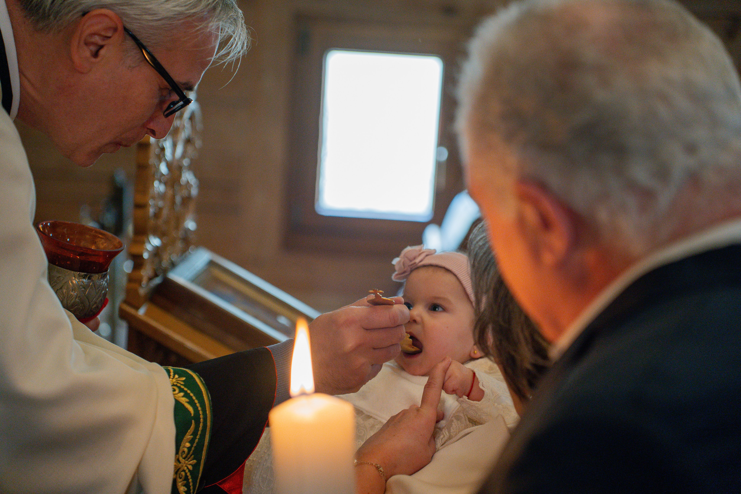 copil care primeste taina sfantului botez