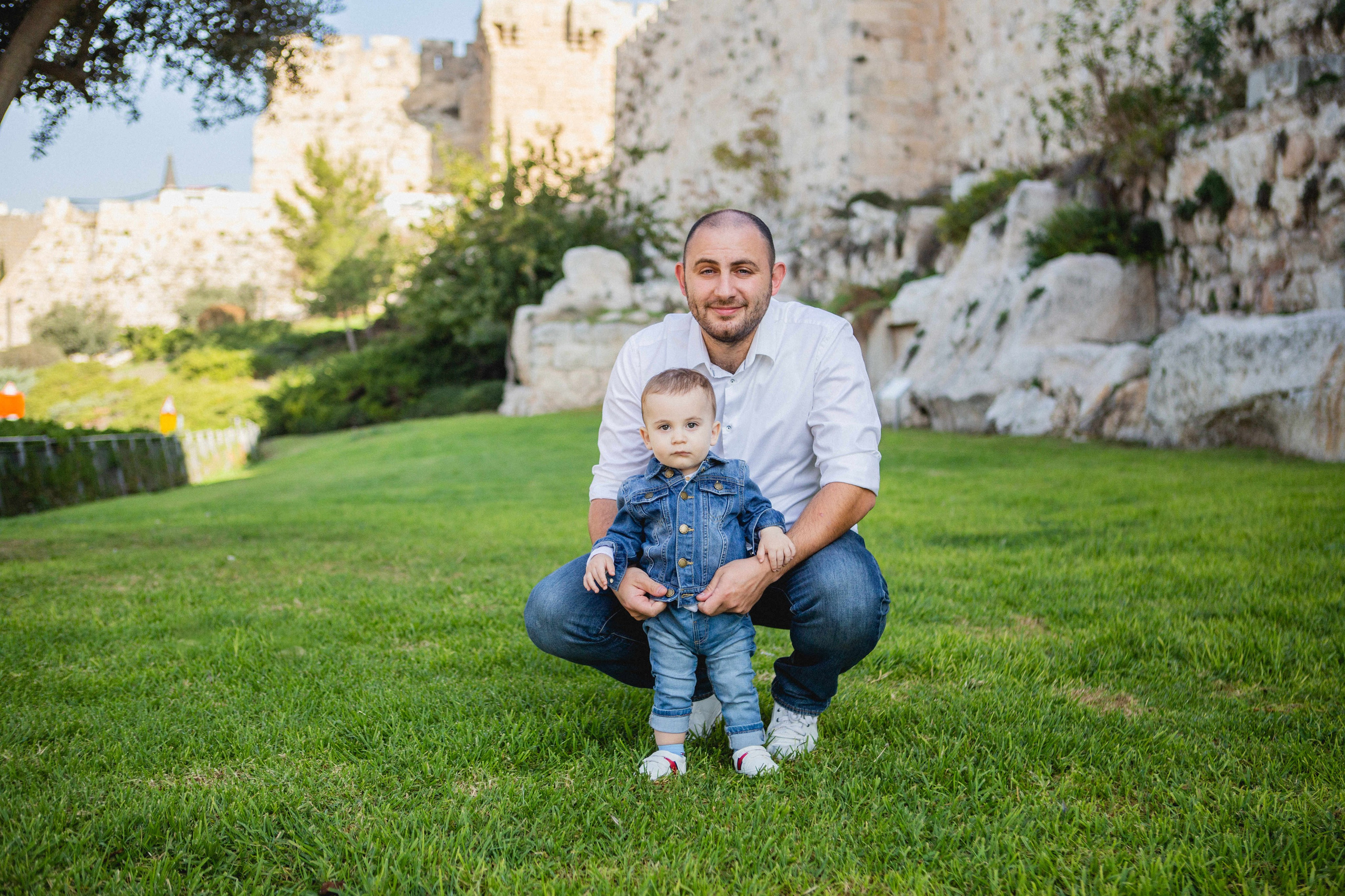 AT THE WALLS OF THE OLD CITY. PHOTOGRAPHER IN ISRAEL