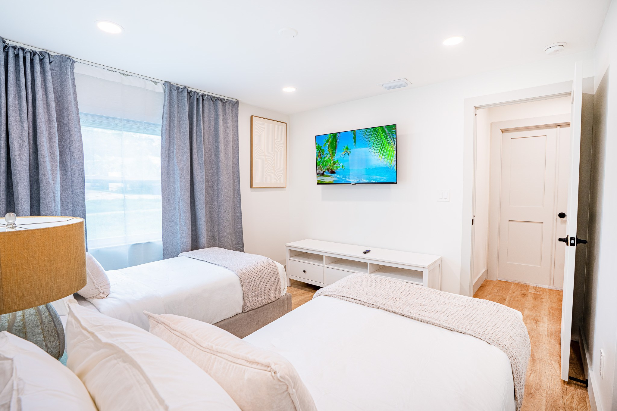 Airbnb: Real Estate 01. Welcome to my video and photo world!