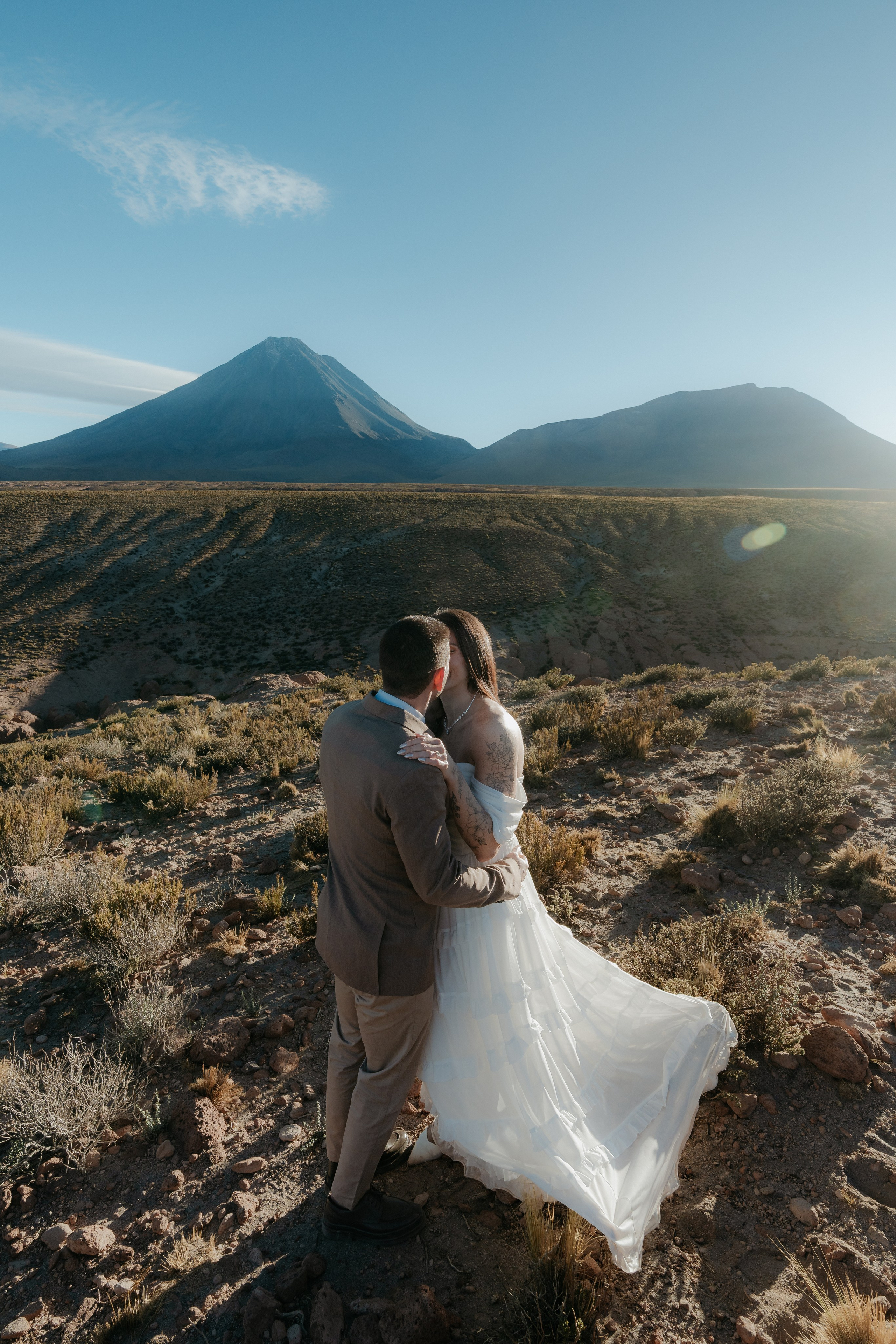 Pre-wedding no mirante do vulcão Licancabur. Photographer in San Pedro de Atacama