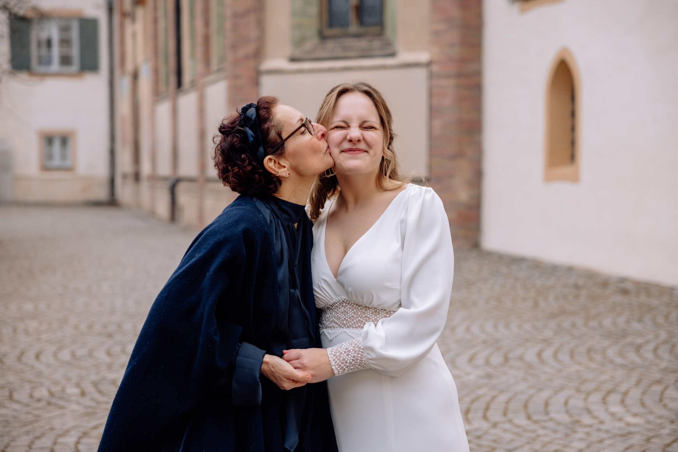 Mutter küsst die Braut