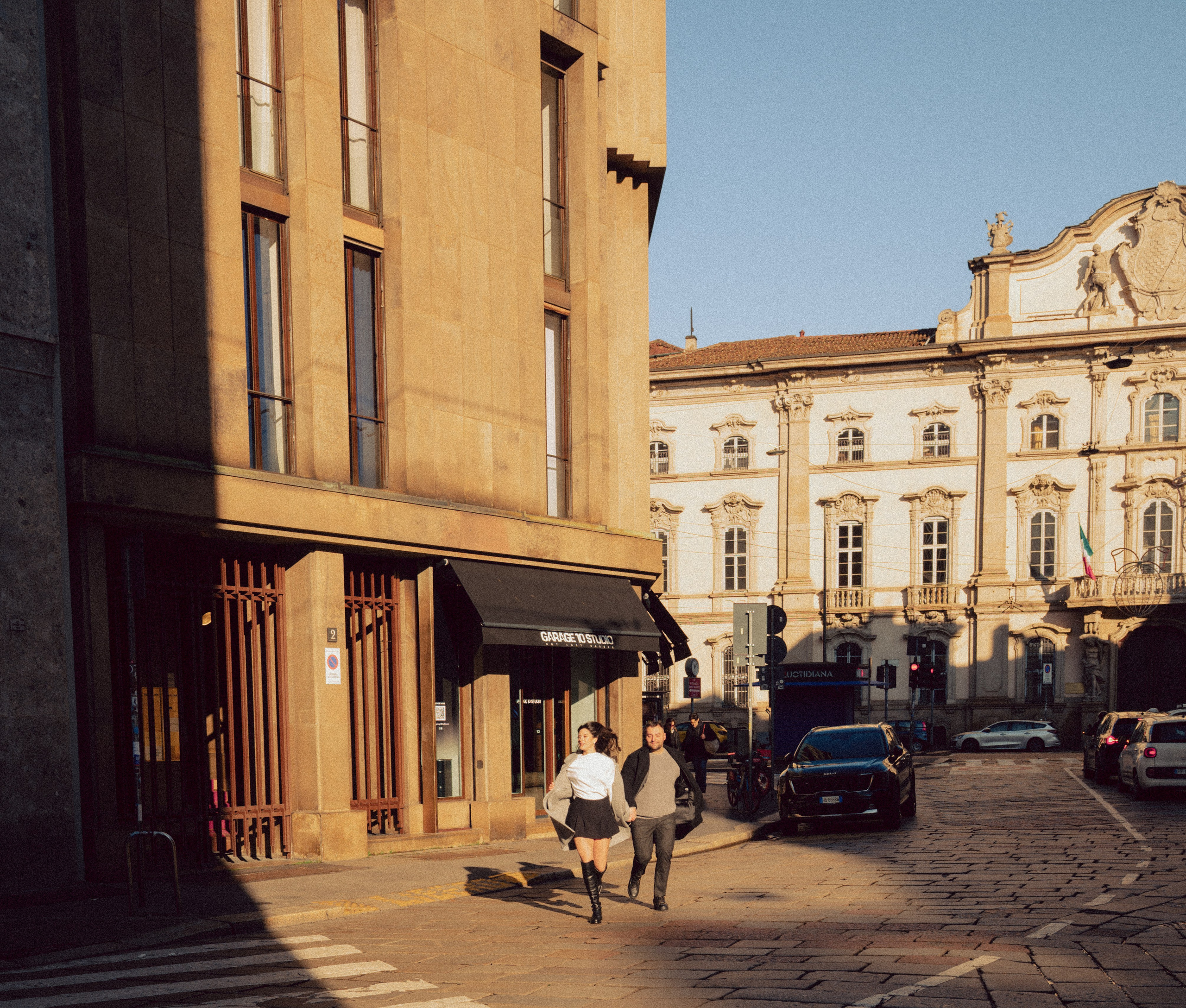 servizio fotografico coppia Milano, coppia innamorata Italia, fotografia naturale di coppia, coppia in movimento Milano, servizio fotografico spontaneo Milano, amore e viaggio Italia, servizio fotografico di coppia Milano, fotografia love story Milano, coppia romantica Italia, ritratto di coppia Milano, primo piano coppia innamorata, fotografia emozionale Milano,
