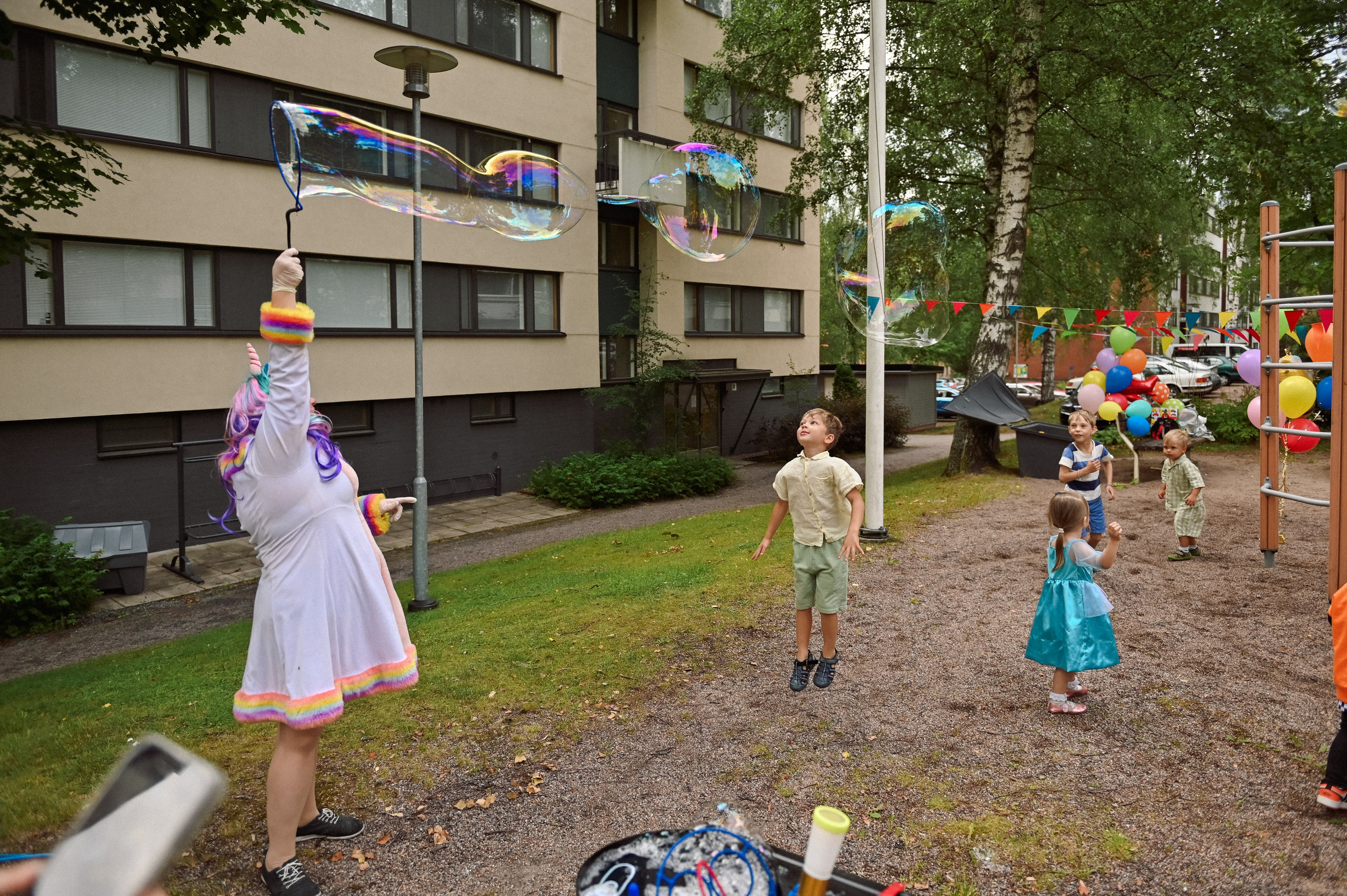 Праздник во дворе дома. Детский и семейный фотограф в финляндии дина пулкка. контент фотограф