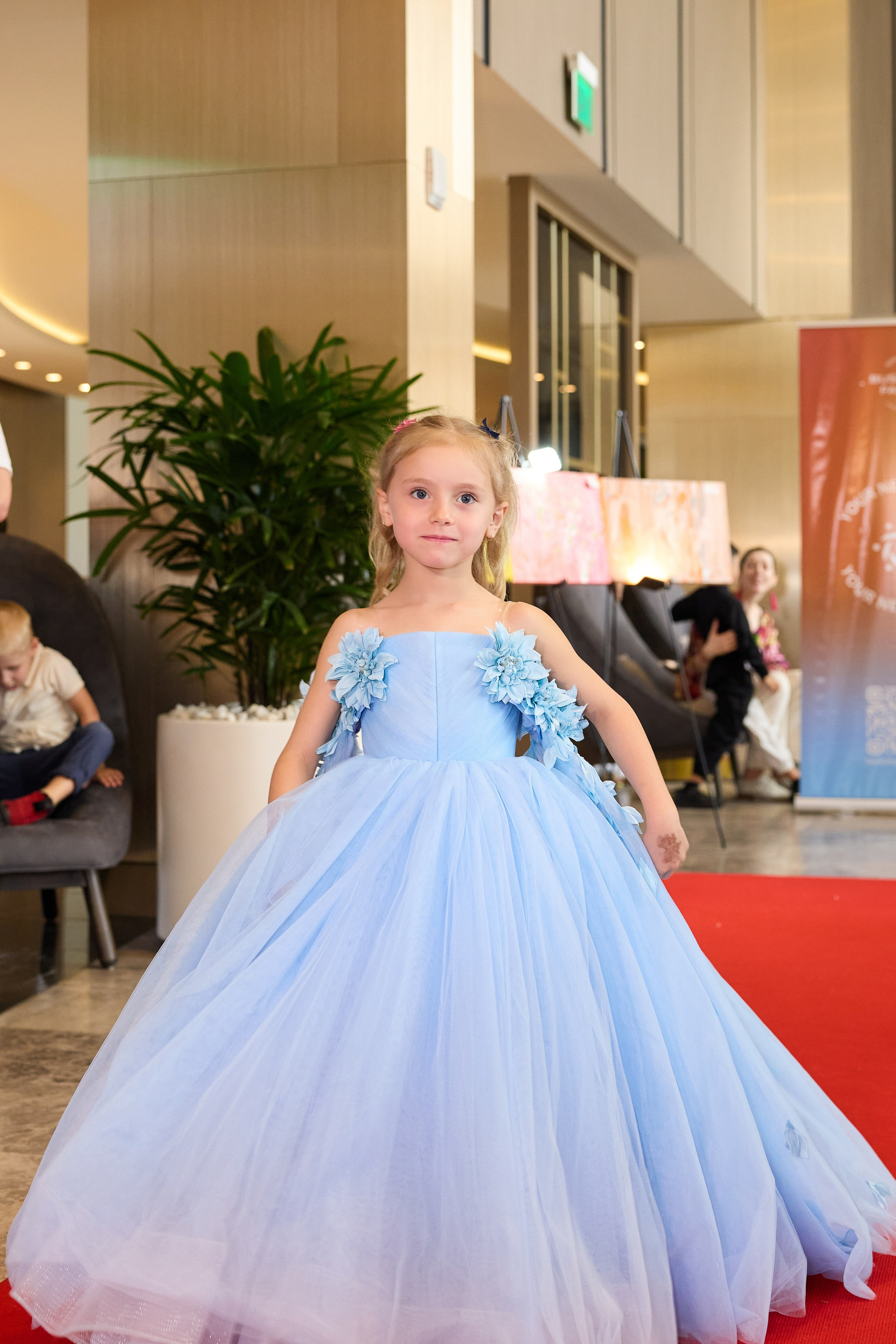 Авторская благотворительная художественная выставка Дианы Бортник. Фотограф Юлия Маковеева