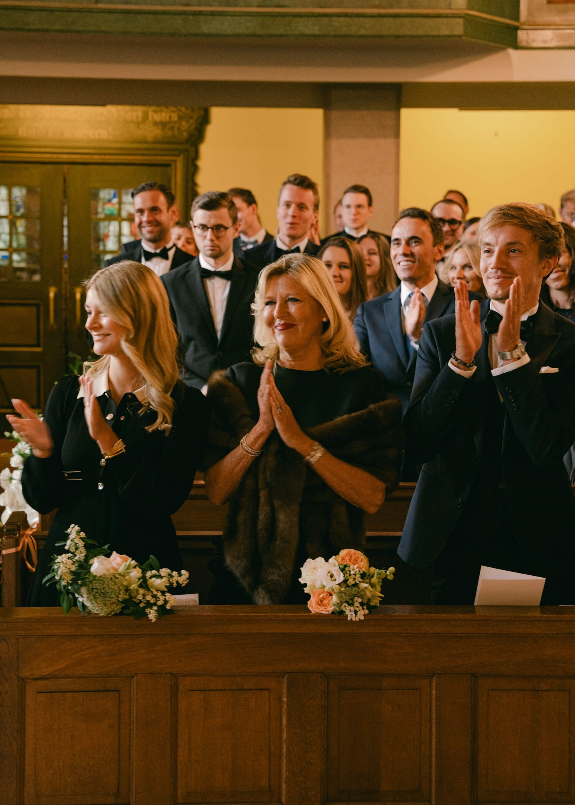 Wedding guests applauding joyfully at church ceremony, black tie wedding Frankfurt Villa Rothschild