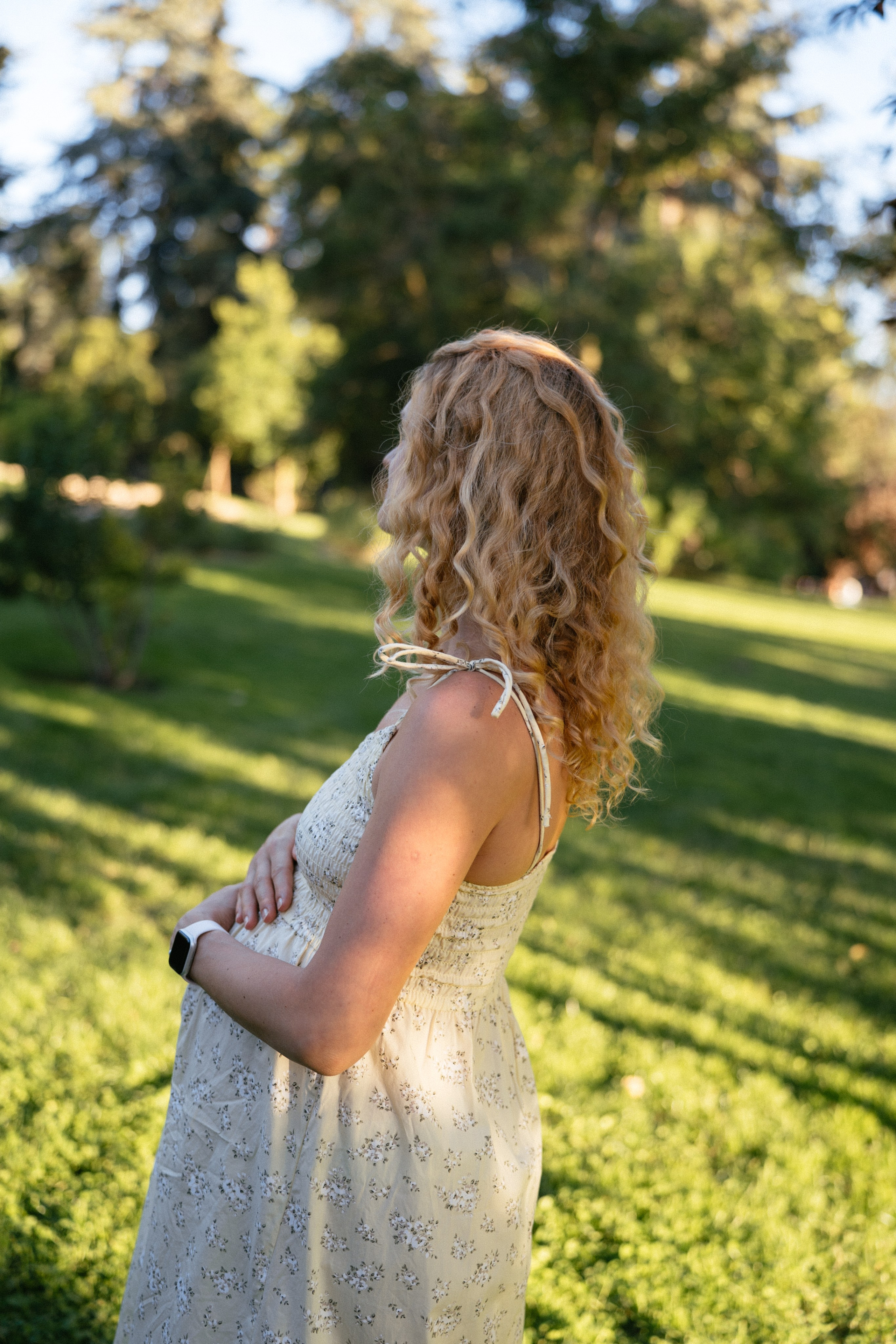 Candid pregnancy photoshoot in the park. Photographer in Madrid, Spain. Alyona Belyaninova