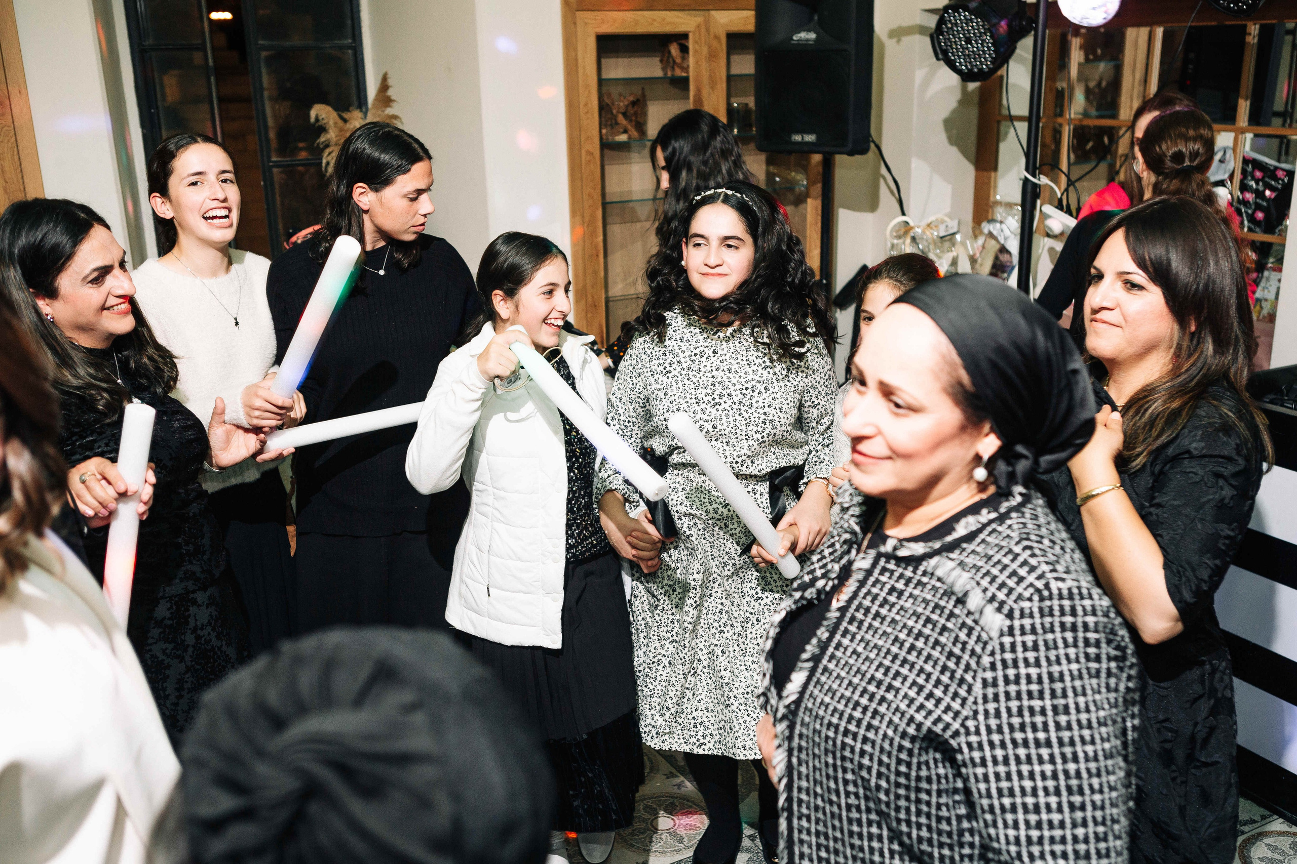 PARTY IN A RESTAURANT WITH THE WHOLE FAMILY. Https://shi-photo.com/