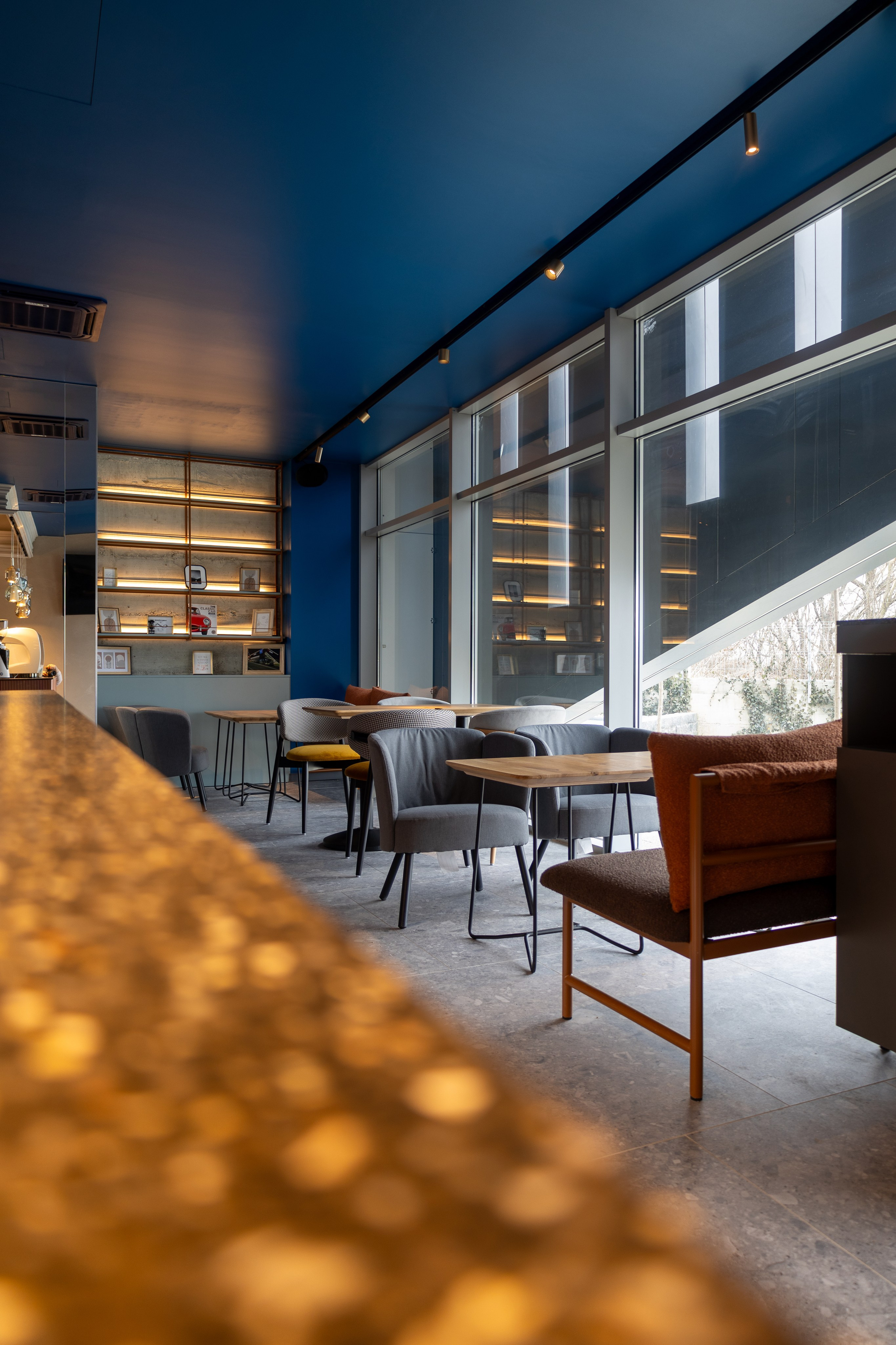 Cafenea “Monte Carlo” Buhuși. Fotograf. Lucrez cu oameni, produse și spații. Portret și fotografie creativă. Bacău, România. Lidia Savinoiu