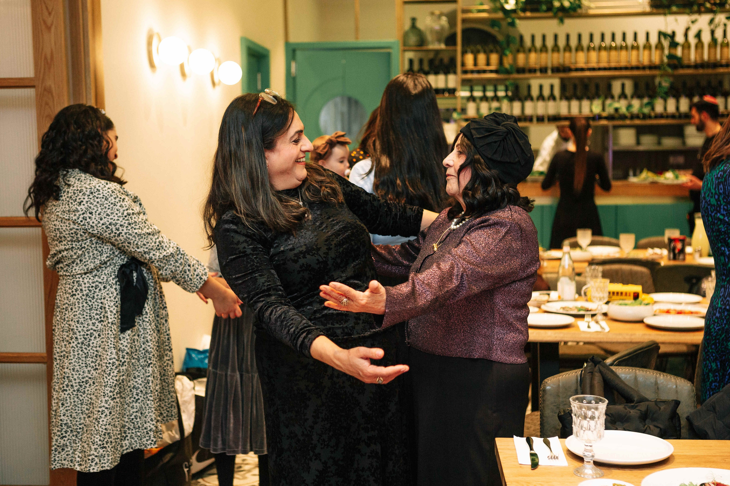 PARTY IN A RESTAURANT WITH THE WHOLE FAMILY. Https://shi-photo.com/