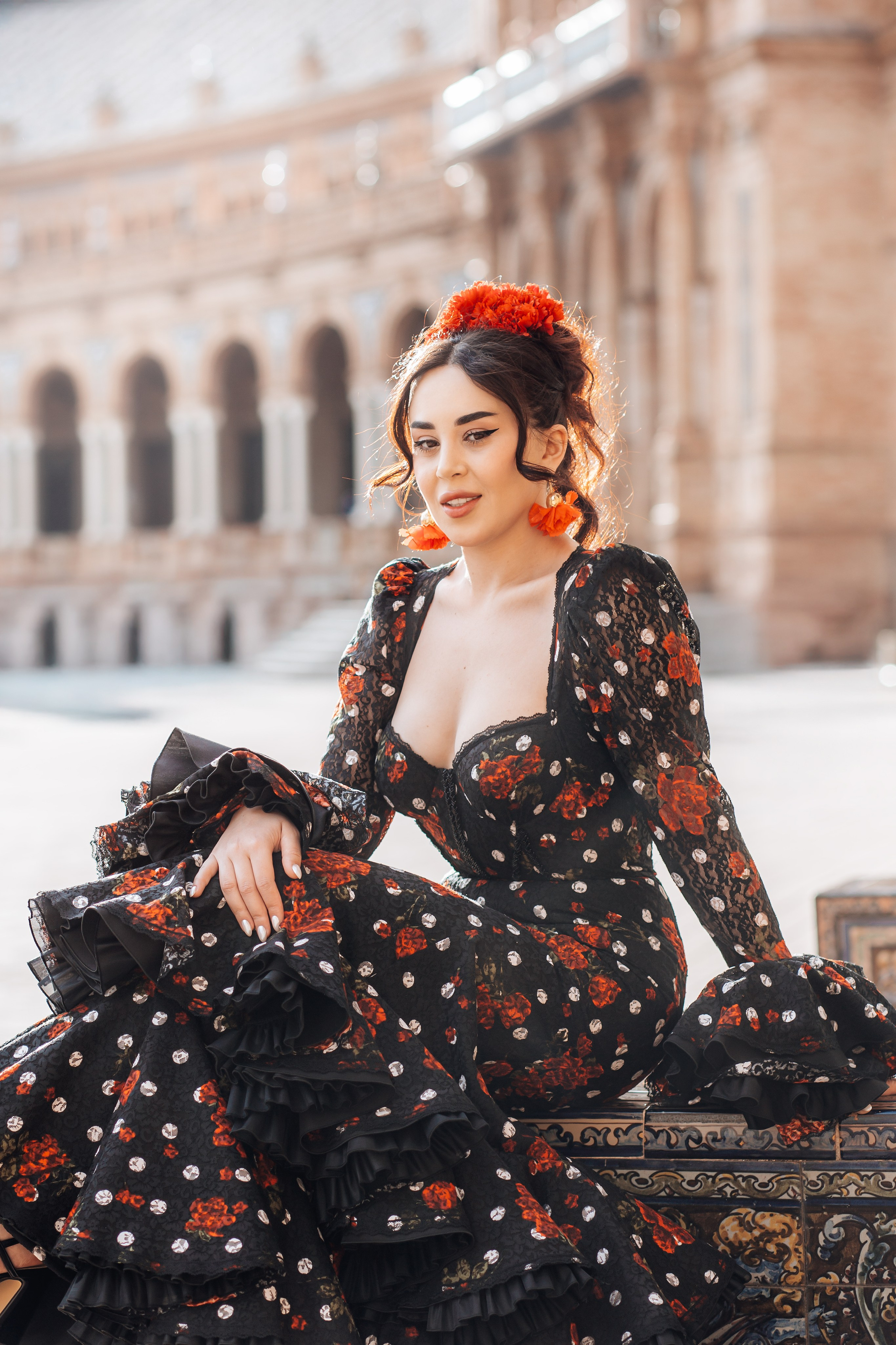 Фотосессия в стиле фламенко в Севилье, Испания — элегантная женщина в платье в горошек с красными аксессуарами, снятая на площади Испании, идеально для тех, кто ищет портретную съёмку в испанском стиле в Севилье и южной Испании.