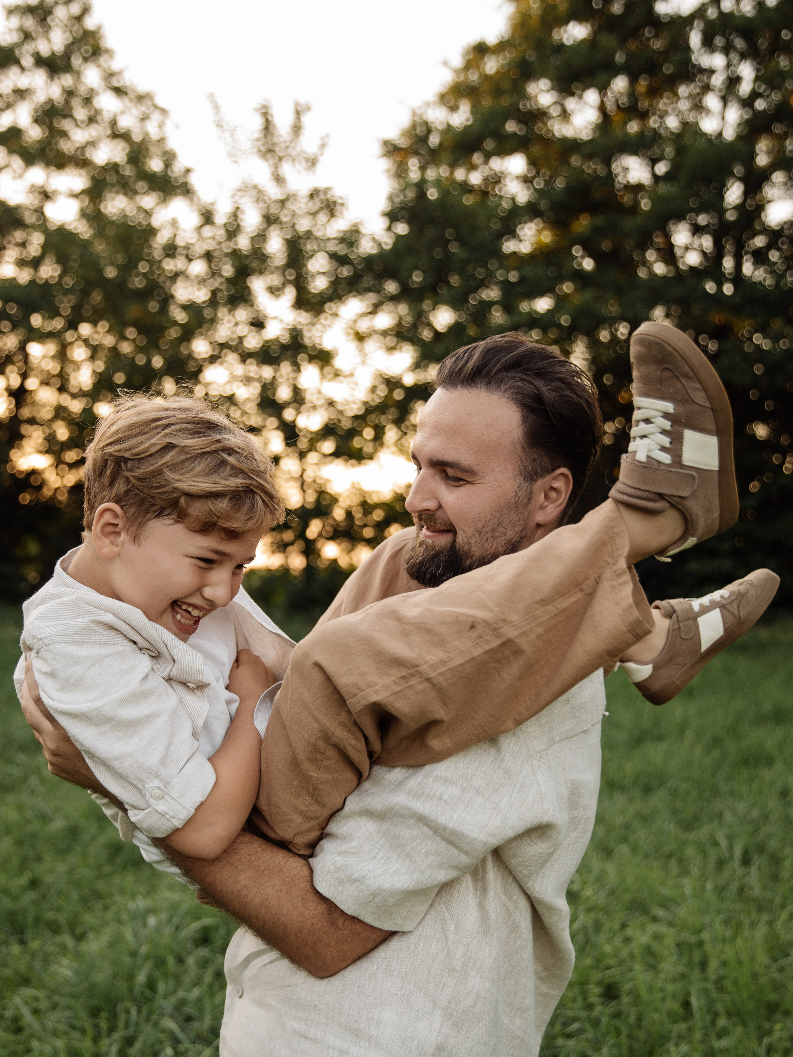 Family (Outdoor). Wedding Photographer