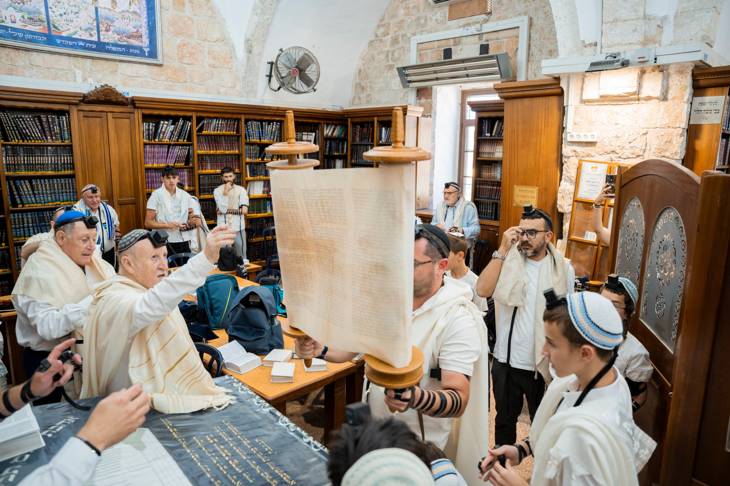 הנחת התפילין רפאל לוי. יוסף מזרחי צילום חתונה, ברית וזוגיות. צלם מקצועי שאוהב להוציא אתכם הכי יפים ברגעים הכי מרגשים