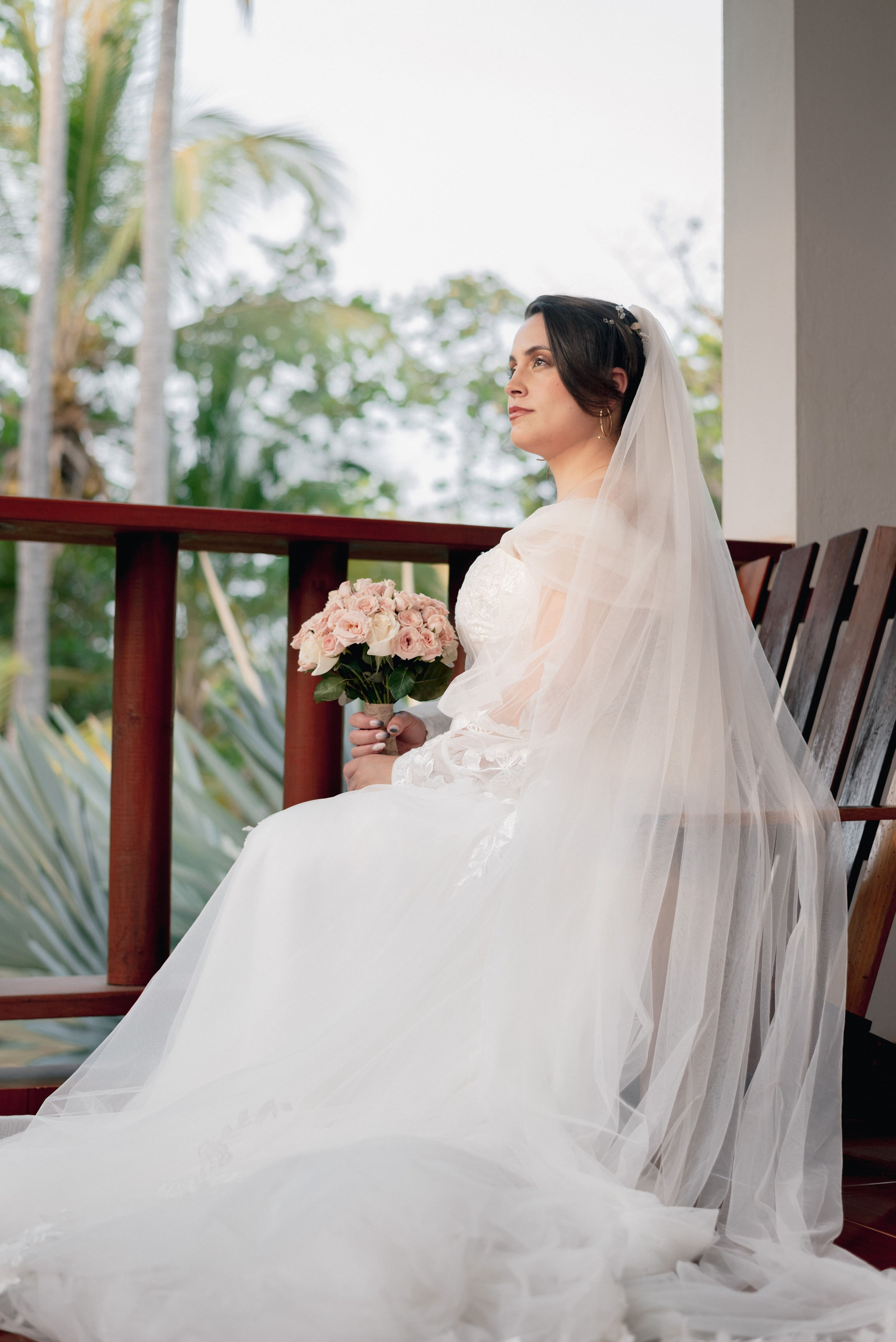 Detalle del velo blanco de la novia en blanco y negro, textura elegante de vestido nupcial