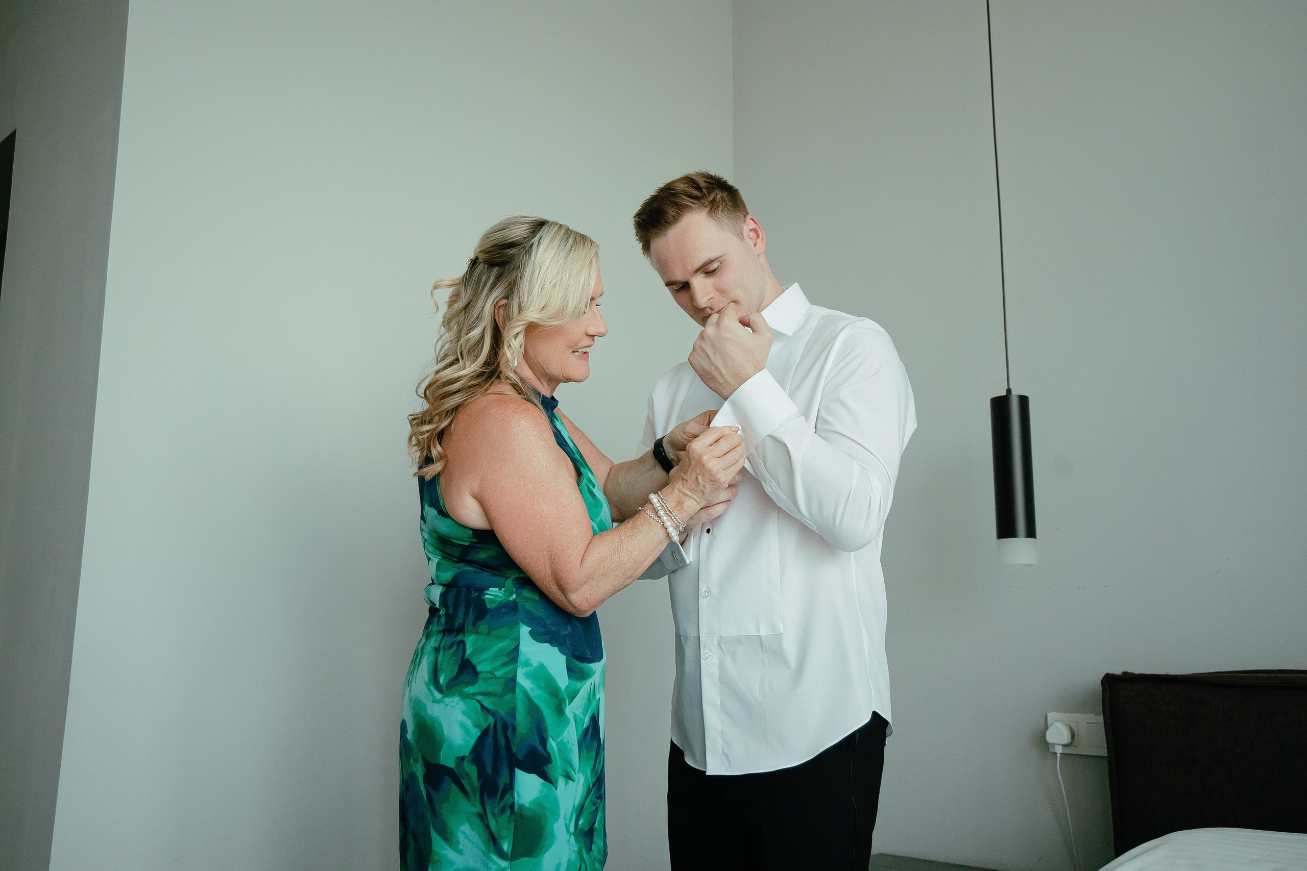 Thomas & Suyumbika. Главная