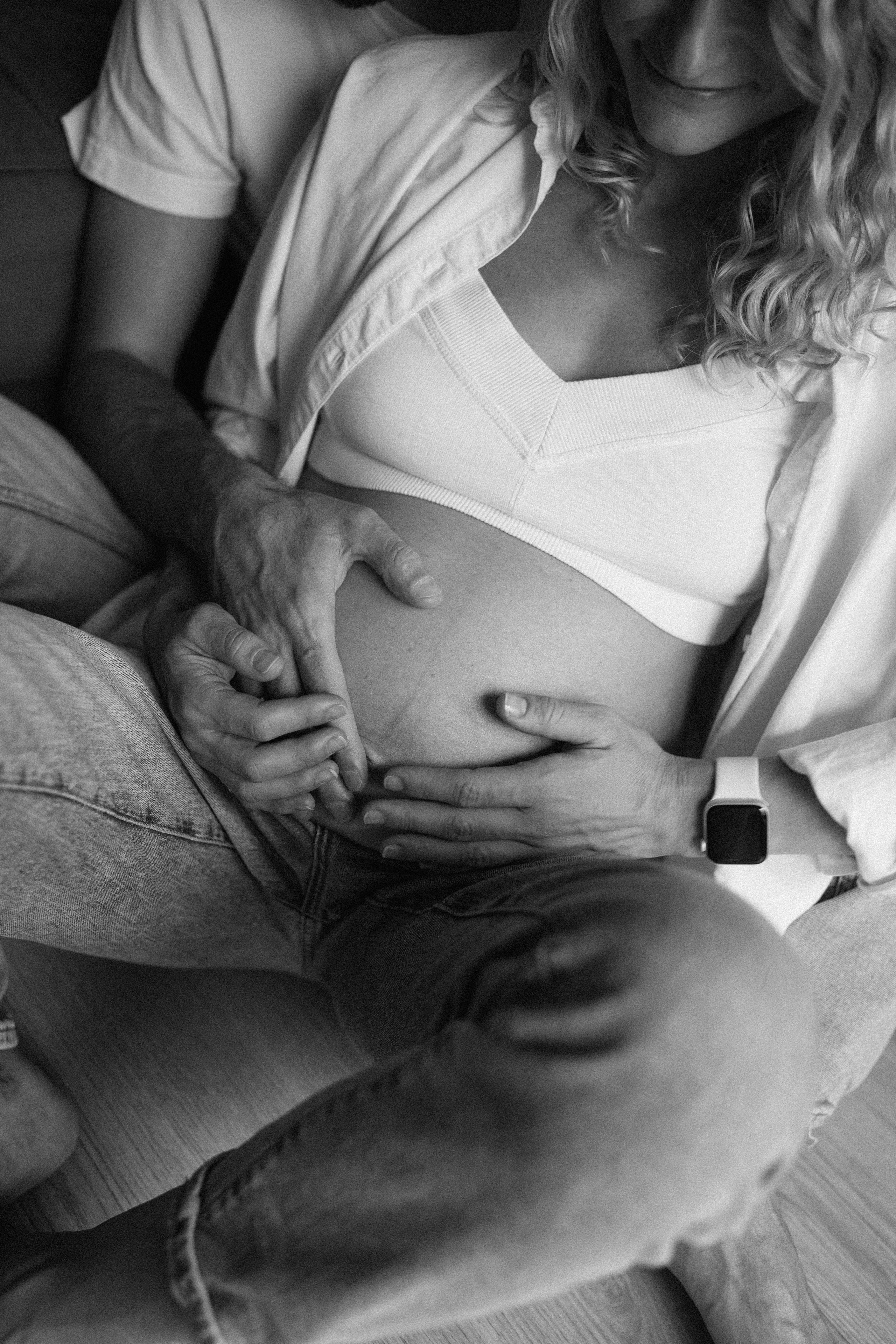 Candid pregnancy photoshoot in the park. Photographer in Madrid, Spain. Alyona Belyaninova