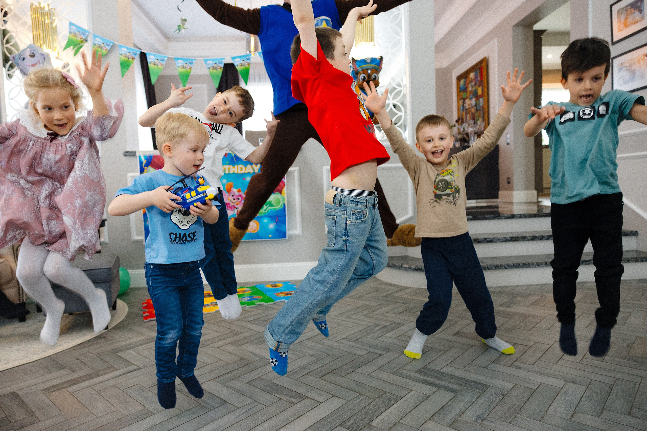 Фотосъёмка детского дня рождения с аниматором и фольгированной дискотекой в Риге. Евгений Тимофеев | Свадебный и контент-фотограф и видеограф в Риге