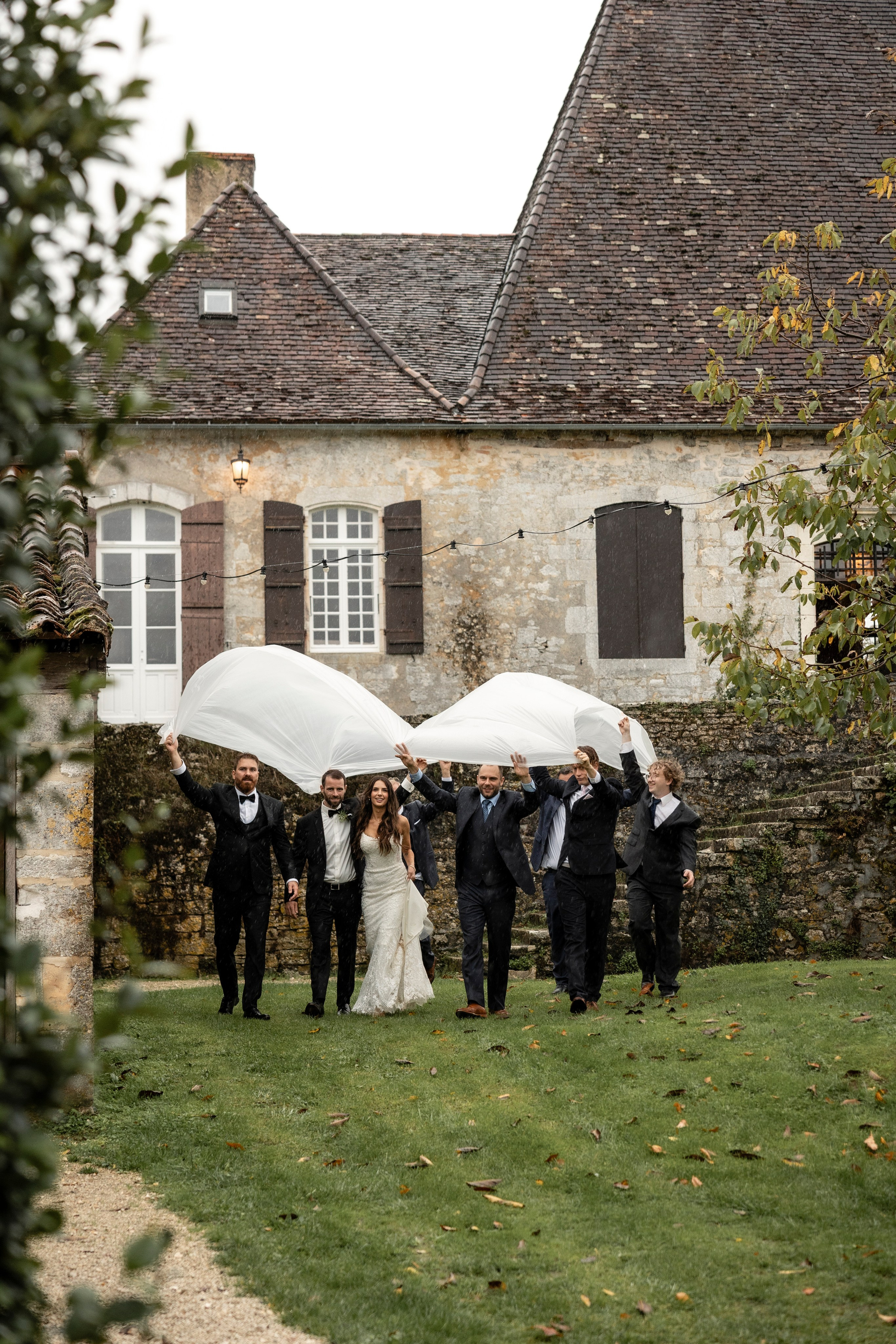 A romantic rainy-day wedding at Château Lagut. Eugénie Smirnova — photographe à Toulouse et dans le sud-ouest de la France