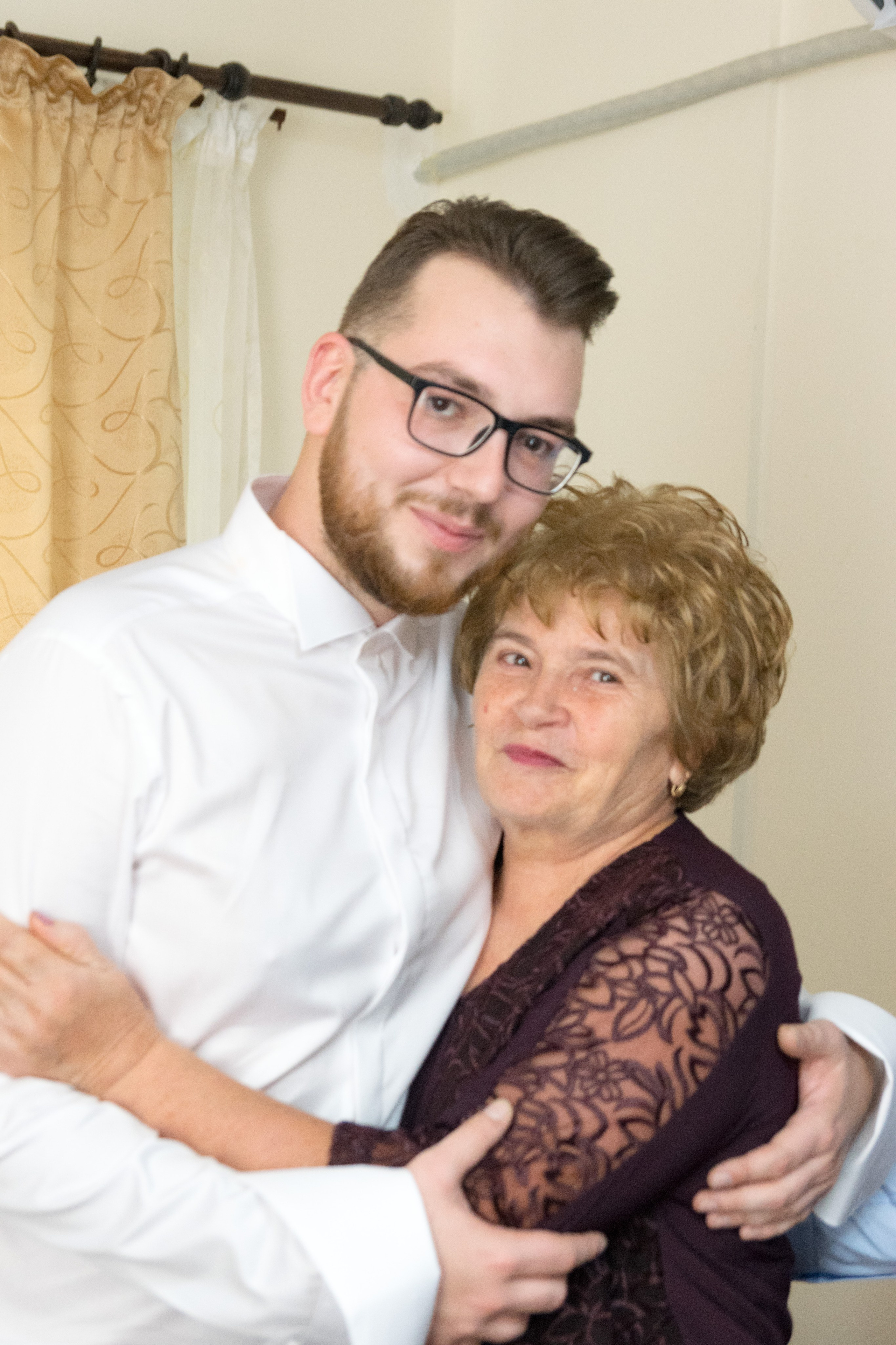 Photo shoot at home, wedding photos, Bucharest wedding photographer, wedding photos at home, bride posing, customs, professional wedding photography