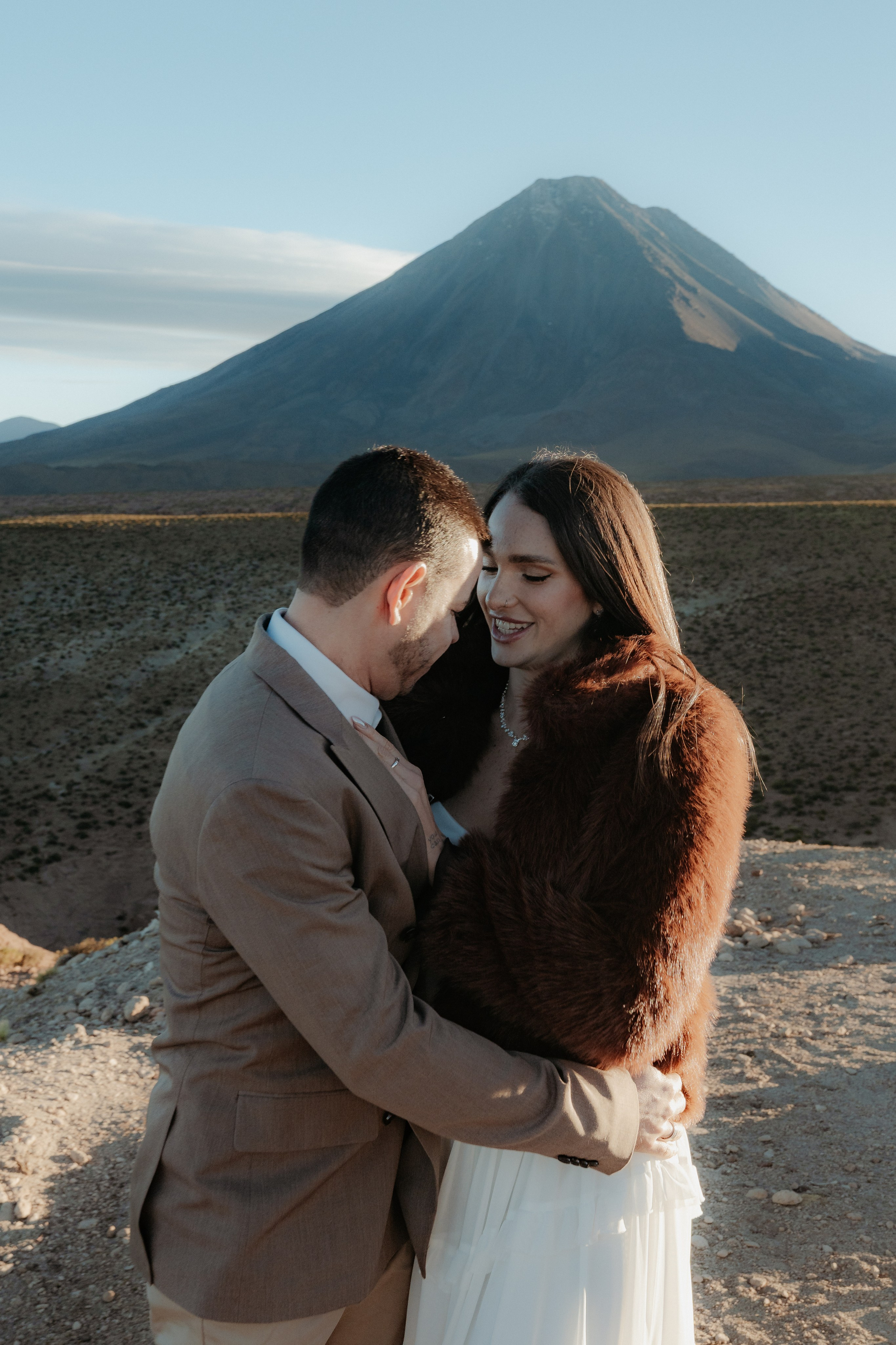 Pre-wedding no mirante do vulcão Licancabur. Photographer in San Pedro de Atacama