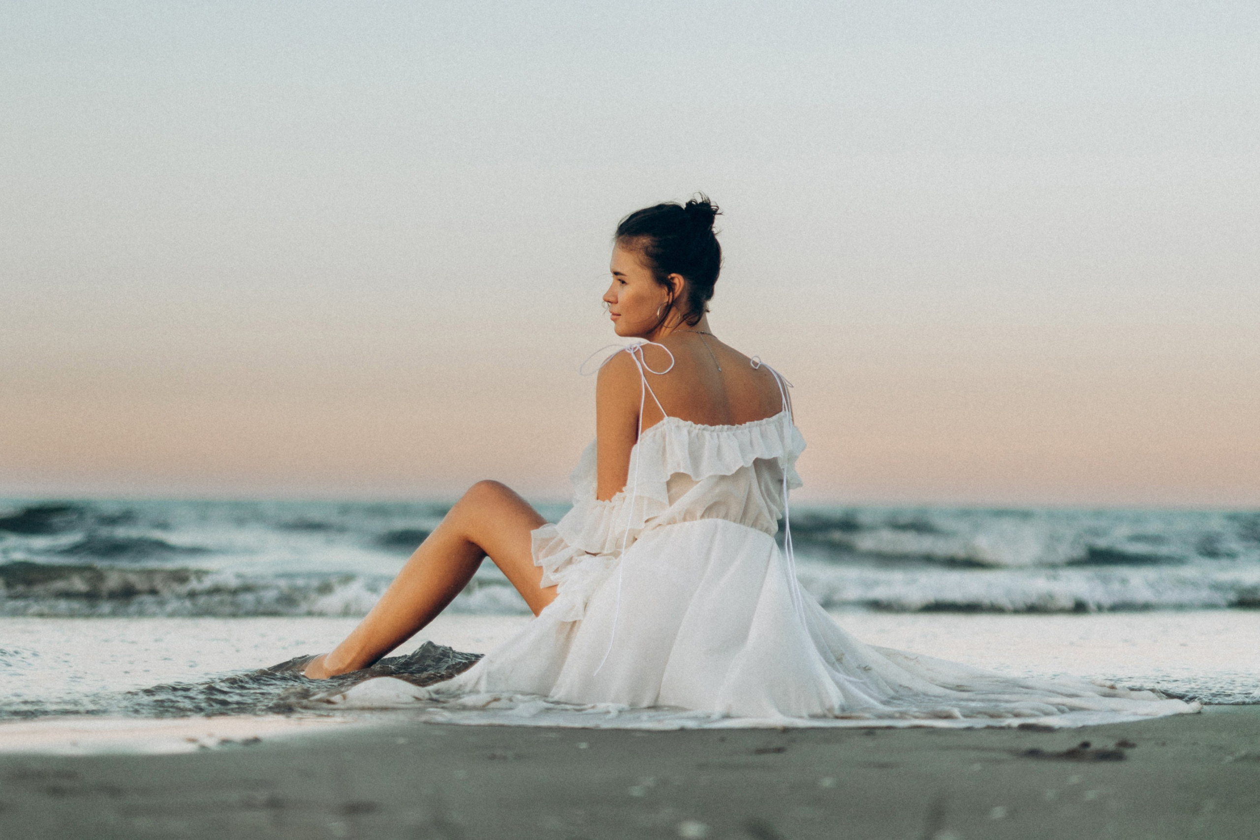 How to choose clothes for a photoshoot: colors, comfort, accessories, and practical tips to feel natural in front of the camera