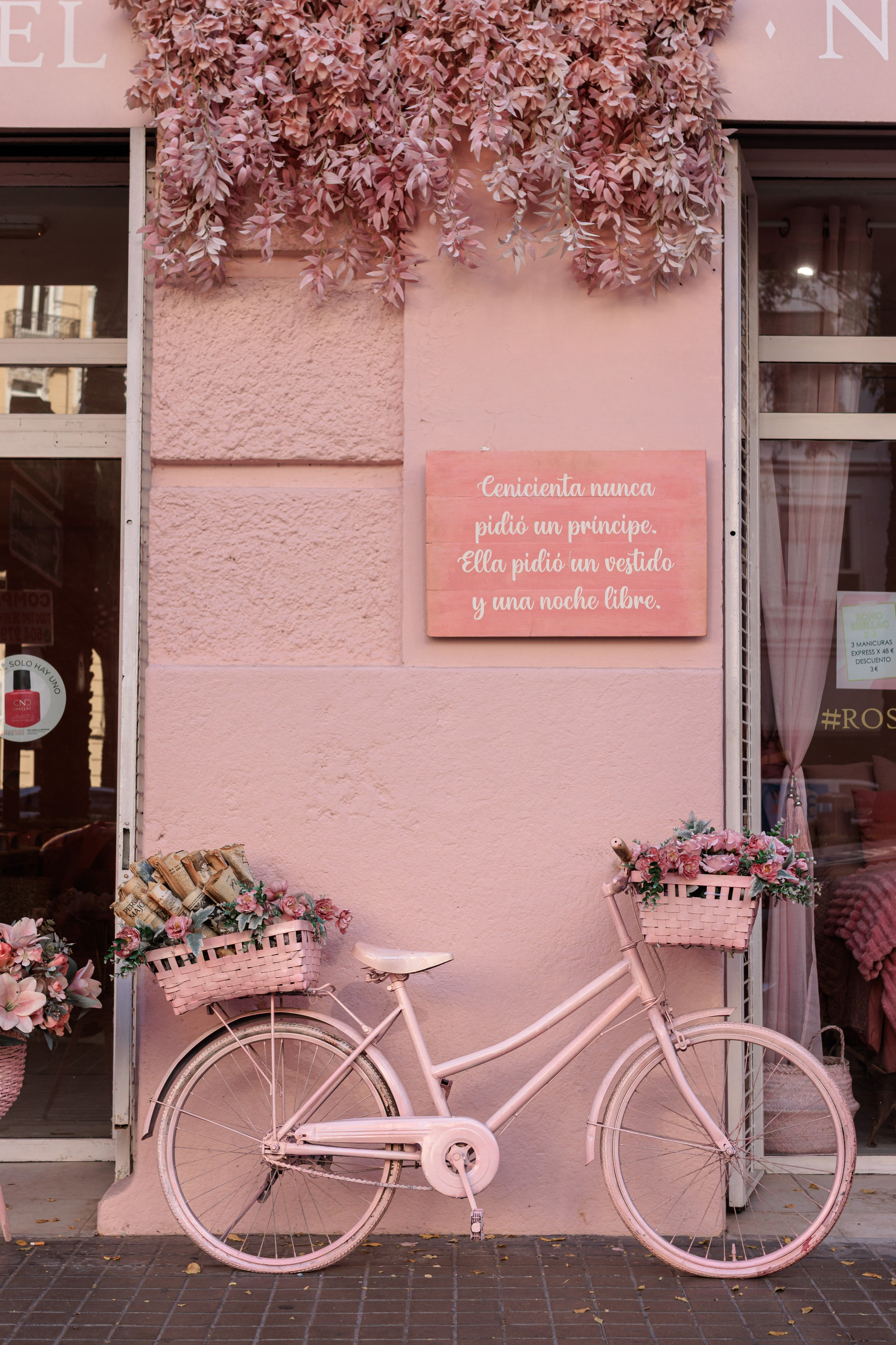 Salón de uñas. Fotógrafo de retrato, familia y reportajes en Valencia | España | Europa Vitalii Lumier