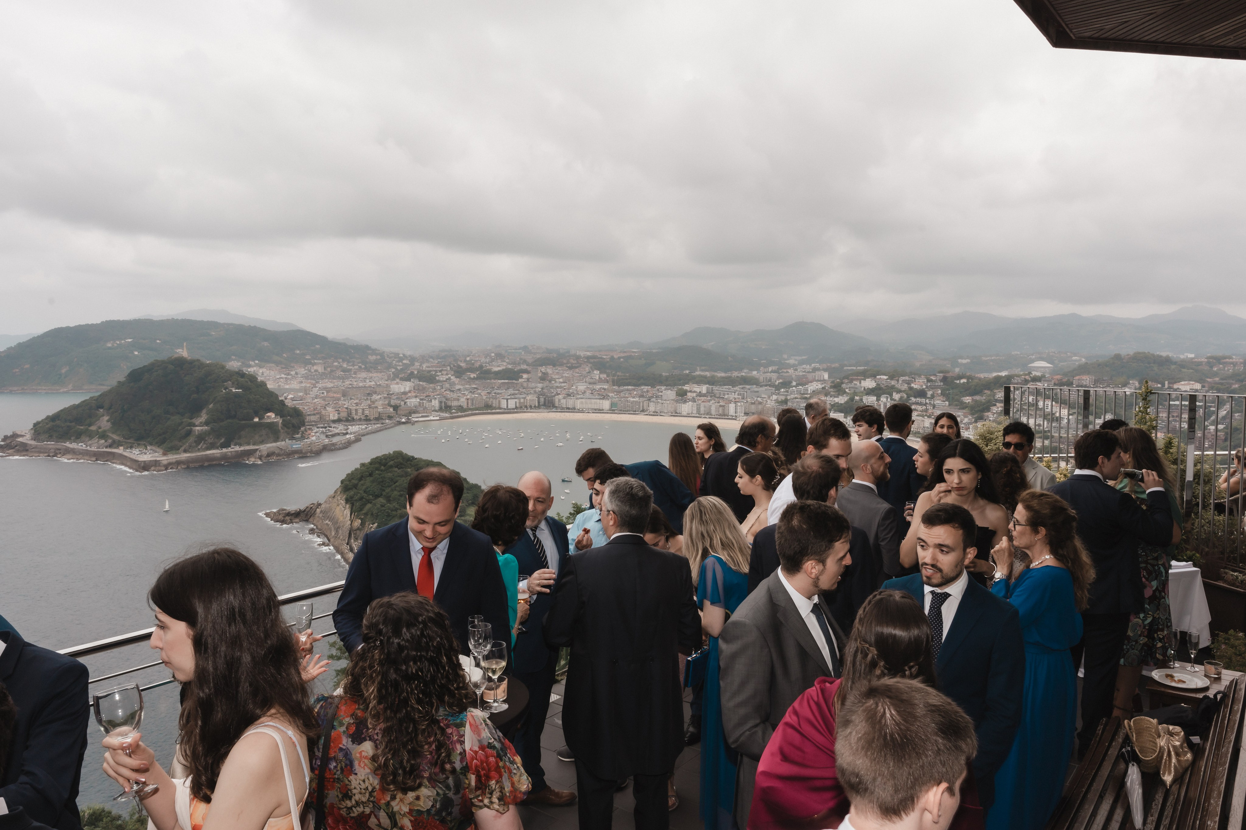 Elegancia y alegría familiar. Boda de Andrés y Lucía en San Sebastián. Holigood foto y video reportaje de bodas en San Sebastián y Europa