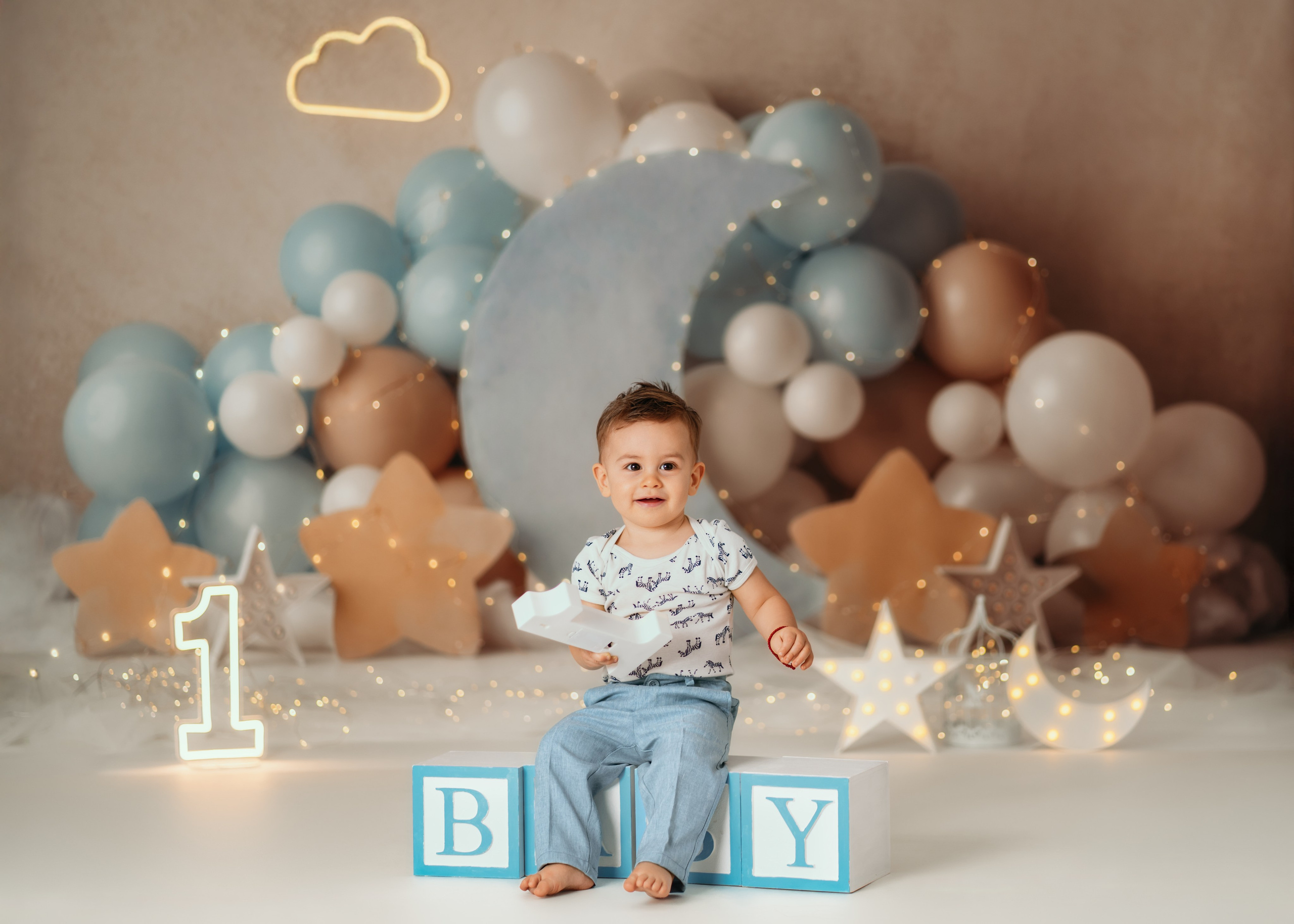 decak sa plavim balonima