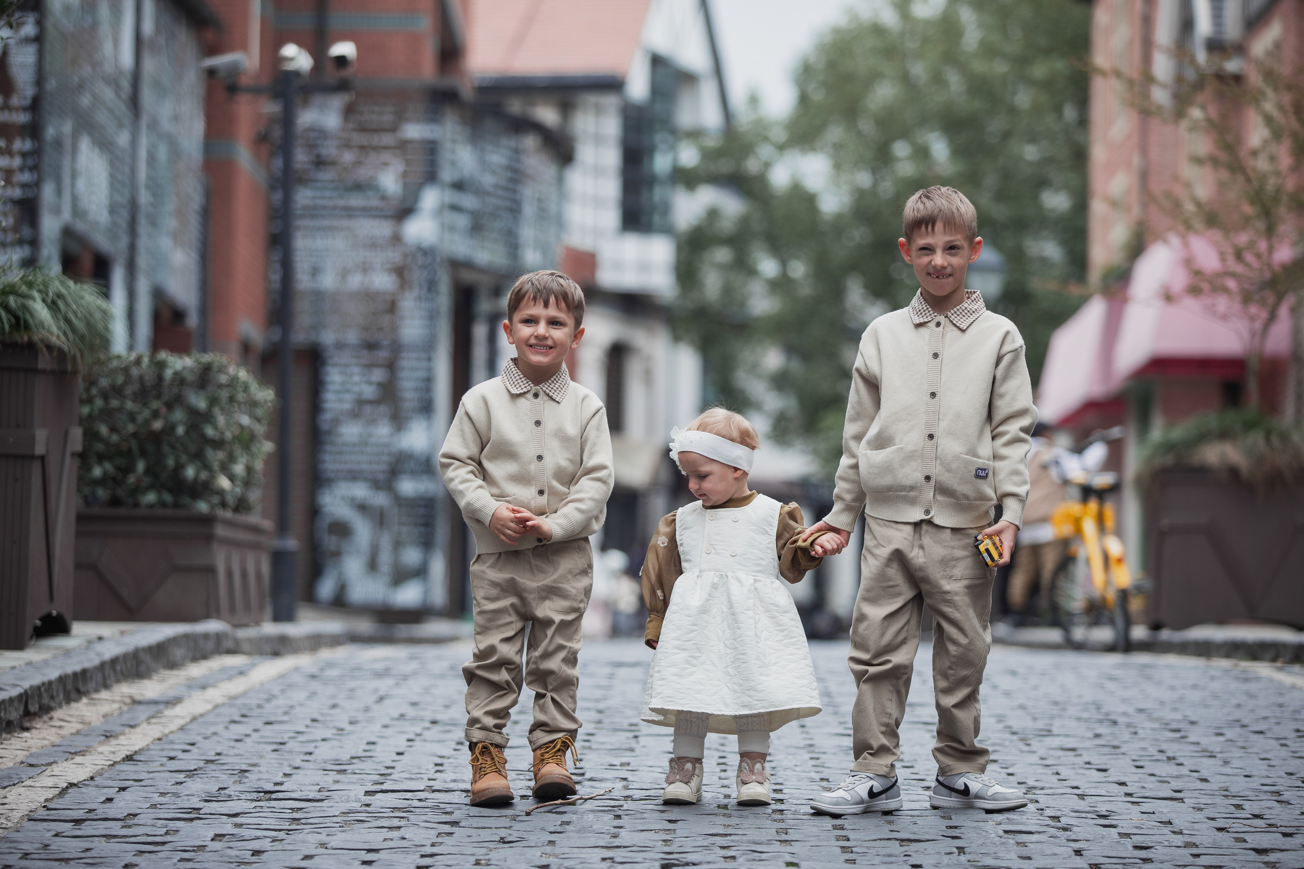 Family photoshoot in Temsa town, Shanghai. Photographer in Shanghai — Lola Pidluskaya