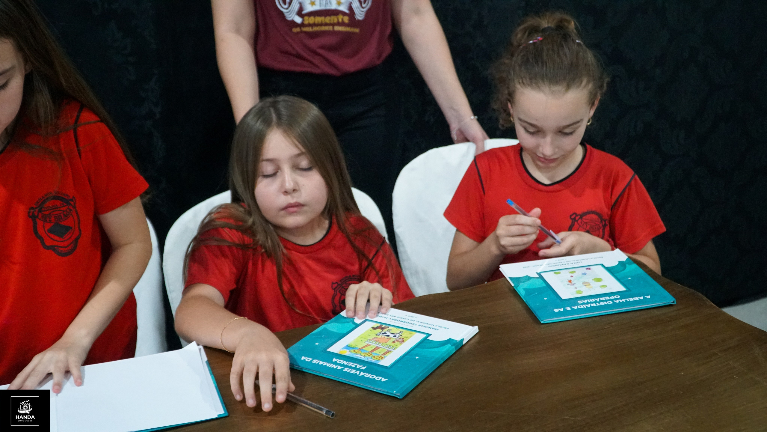 Noite autógrafos colégio Aurélio Buarque de Holanda. Handa Produções