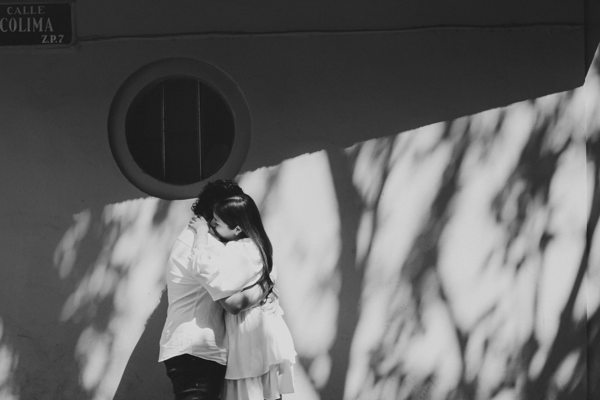 Sesión Save the Date en La Roma: Dany & Rui capturan su amor en el corazón de CDMX. Wedding and family photographer in Mexico City