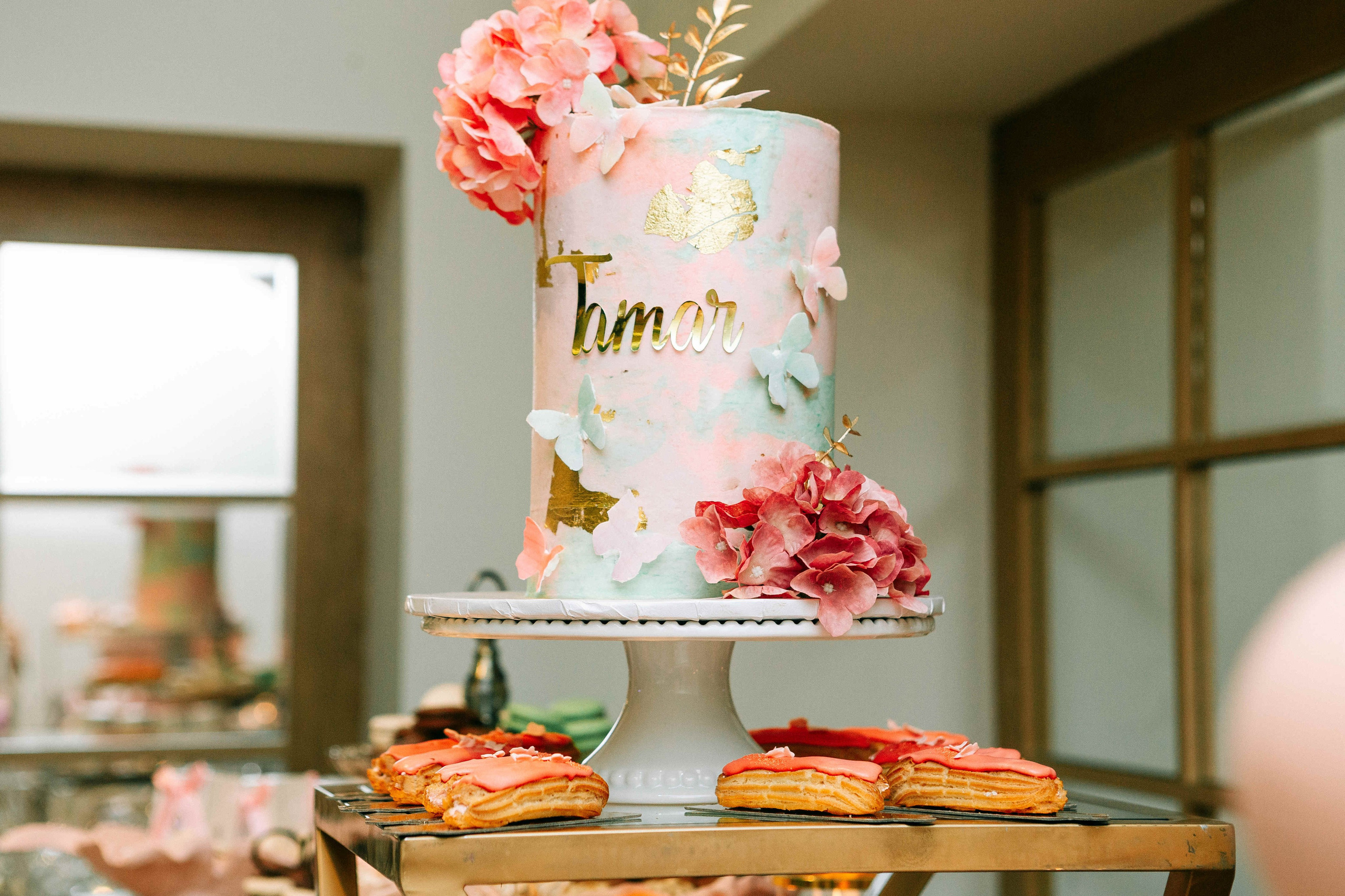 PARTY IN A RESTAURANT WITH THE WHOLE FAMILY. Https://shi-photo.com/