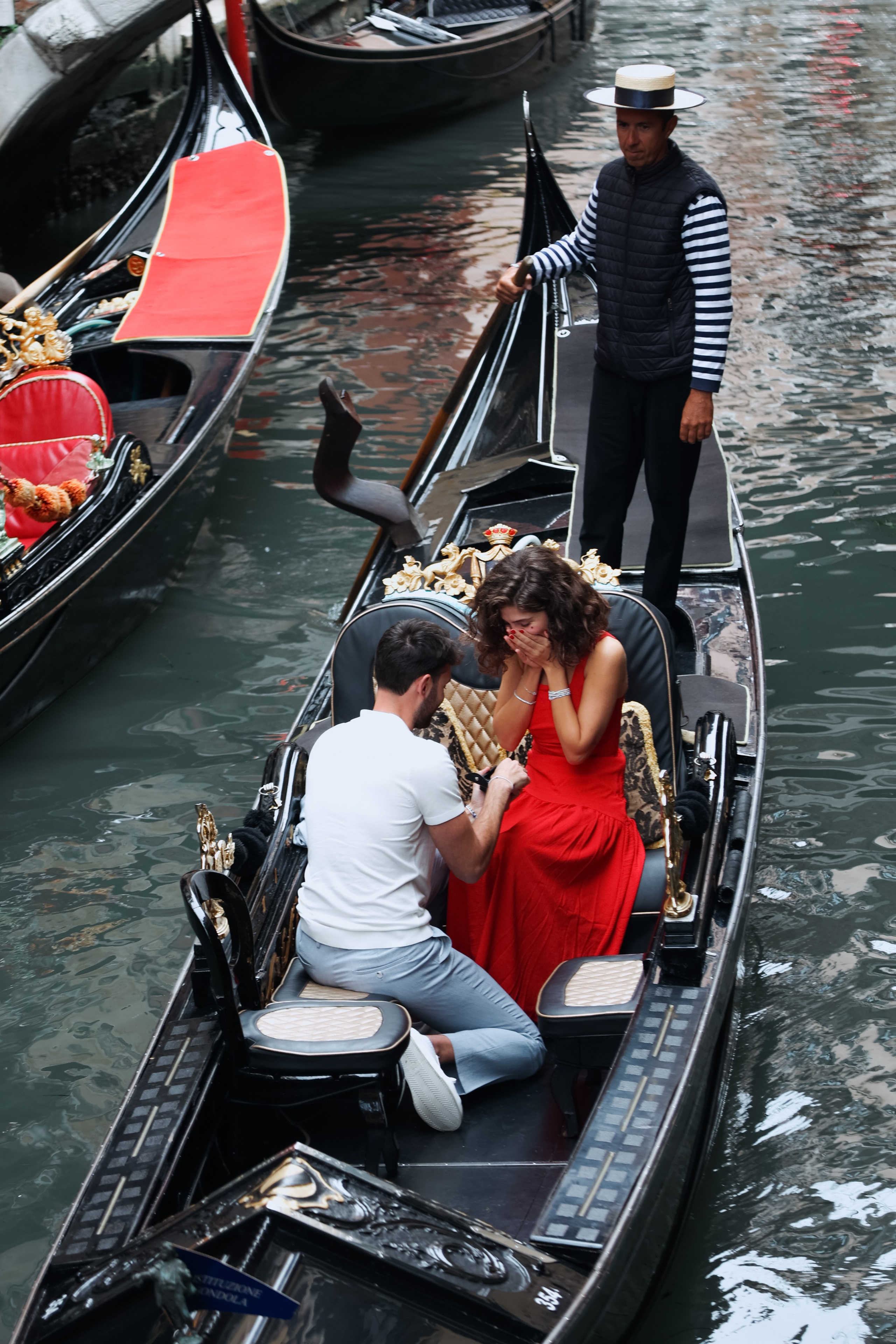 Surprise proposal on a Gondola Ride, Lola & Andy. Photographer in Venice, Viktoria Antonova
