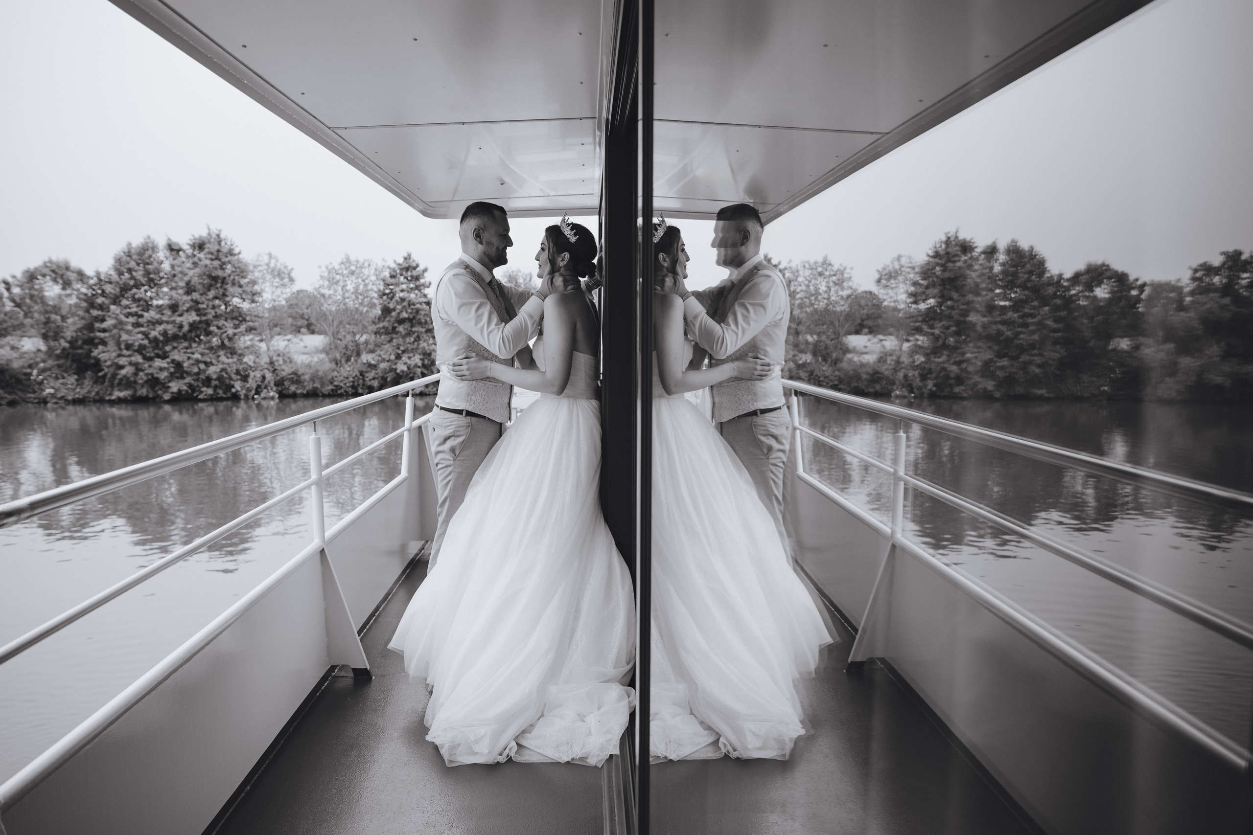 Der Bräutigam und die Braut umarmen sich auf dem Deck des Schiffes.