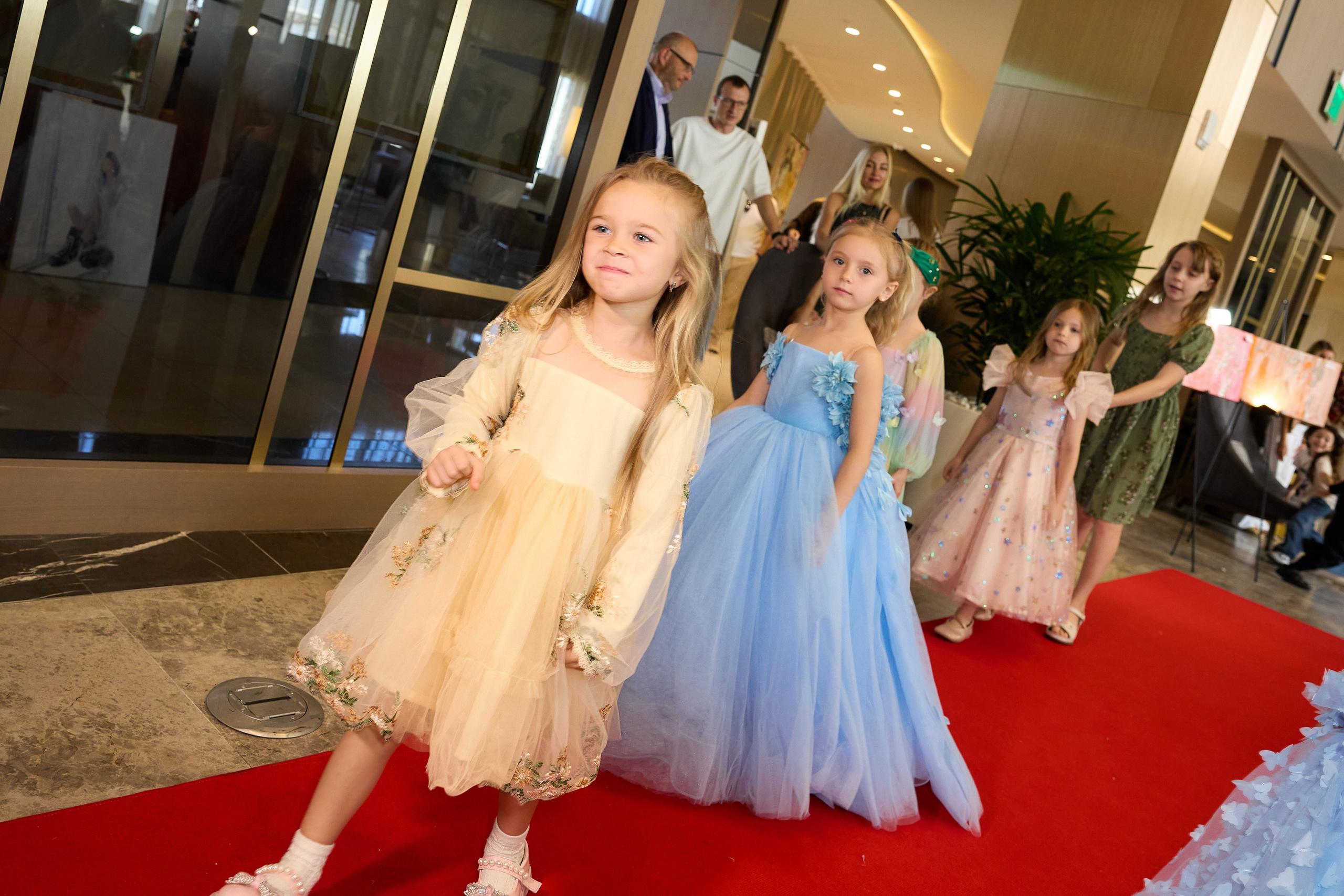 Авторская благотворительная художественная выставка Дианы Бортник. Фотограф Юлия Маковеева