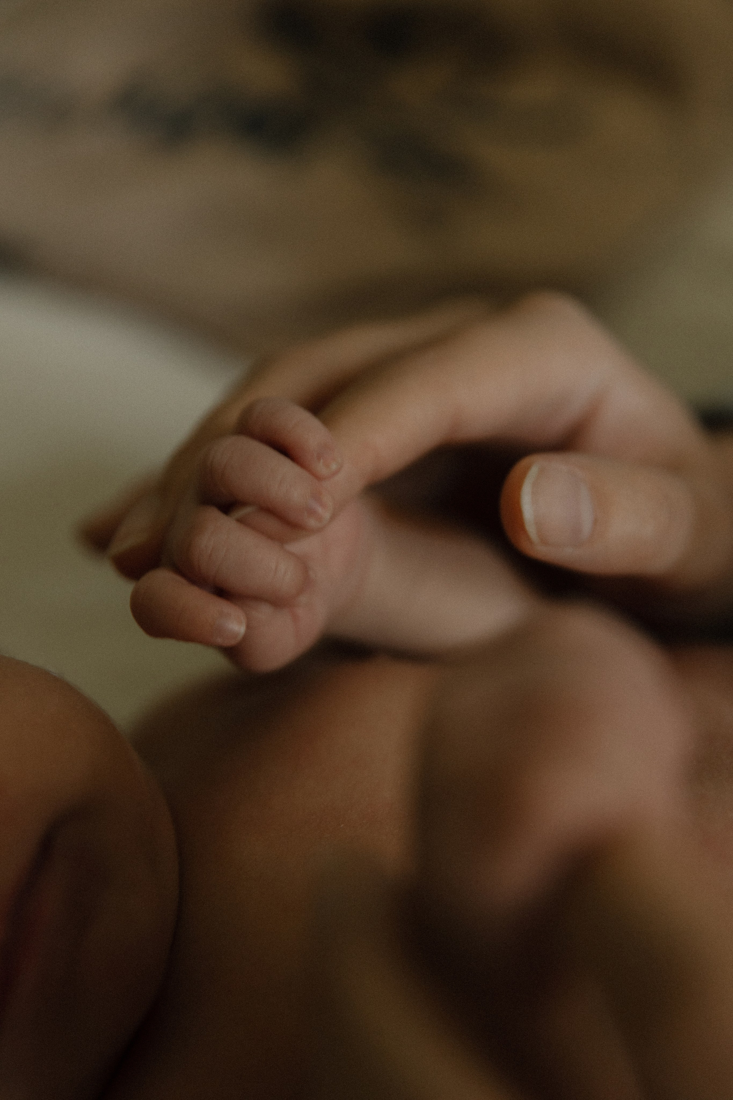 Sesión en casa con recién nacido y mamá — Dulzura y momentos reales. Photographer in Santiago, Chile Anna Almazova