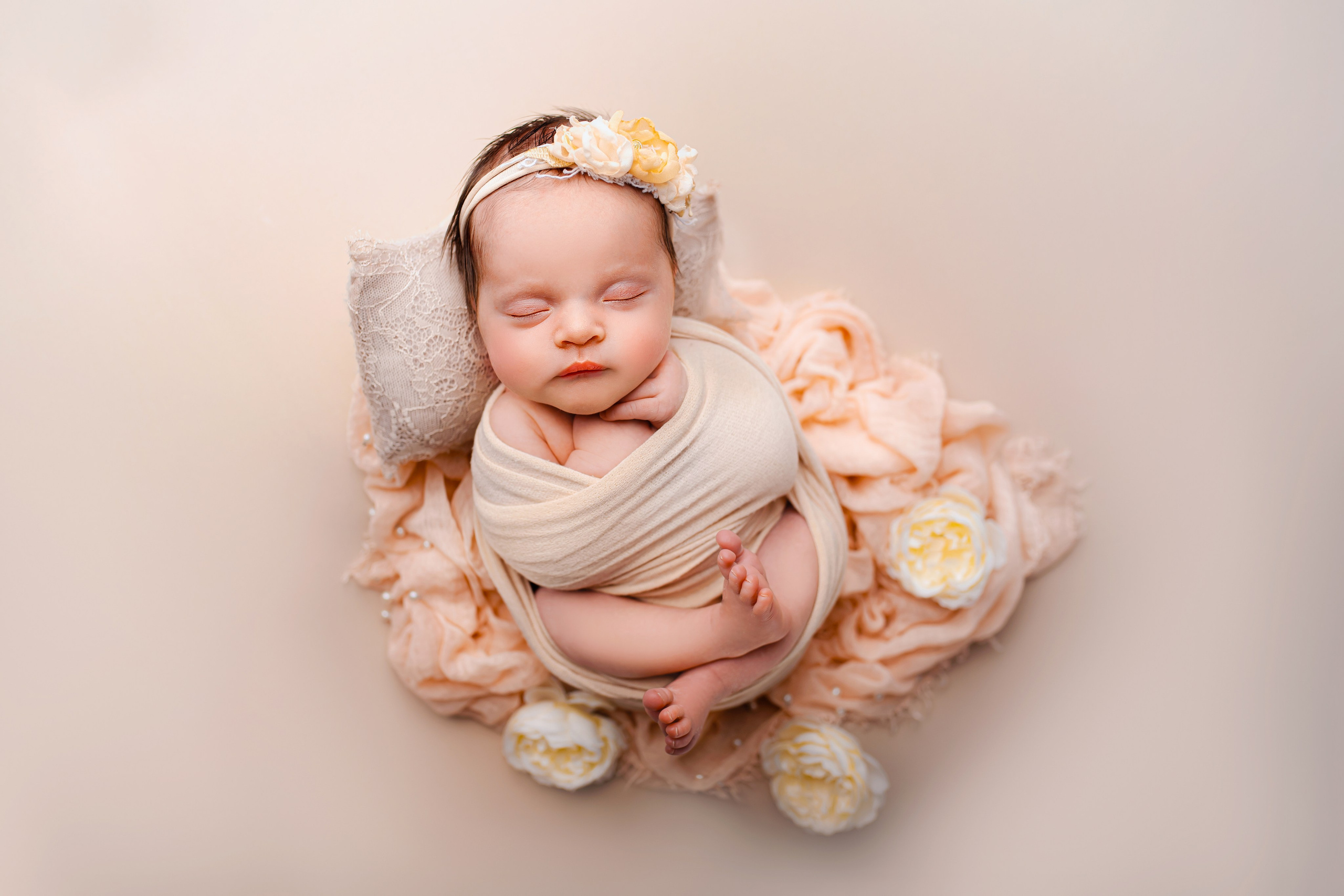 Newborn photoshoot. Newborn photographer and Photography Educator in Prague Yana Stelmakh