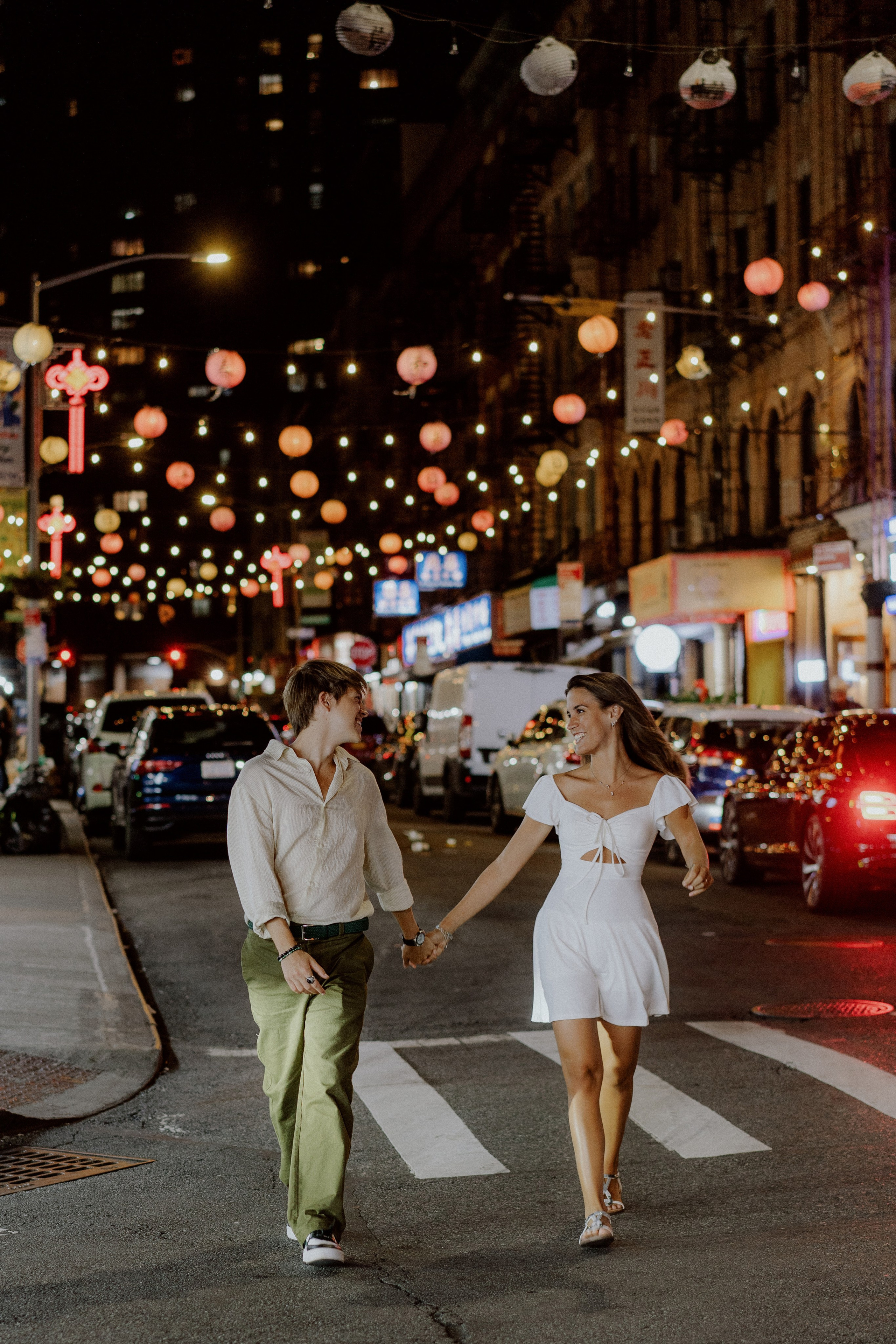 Couple in the night city. Videographer and photographer in New York // MAKAROV.VIDEO