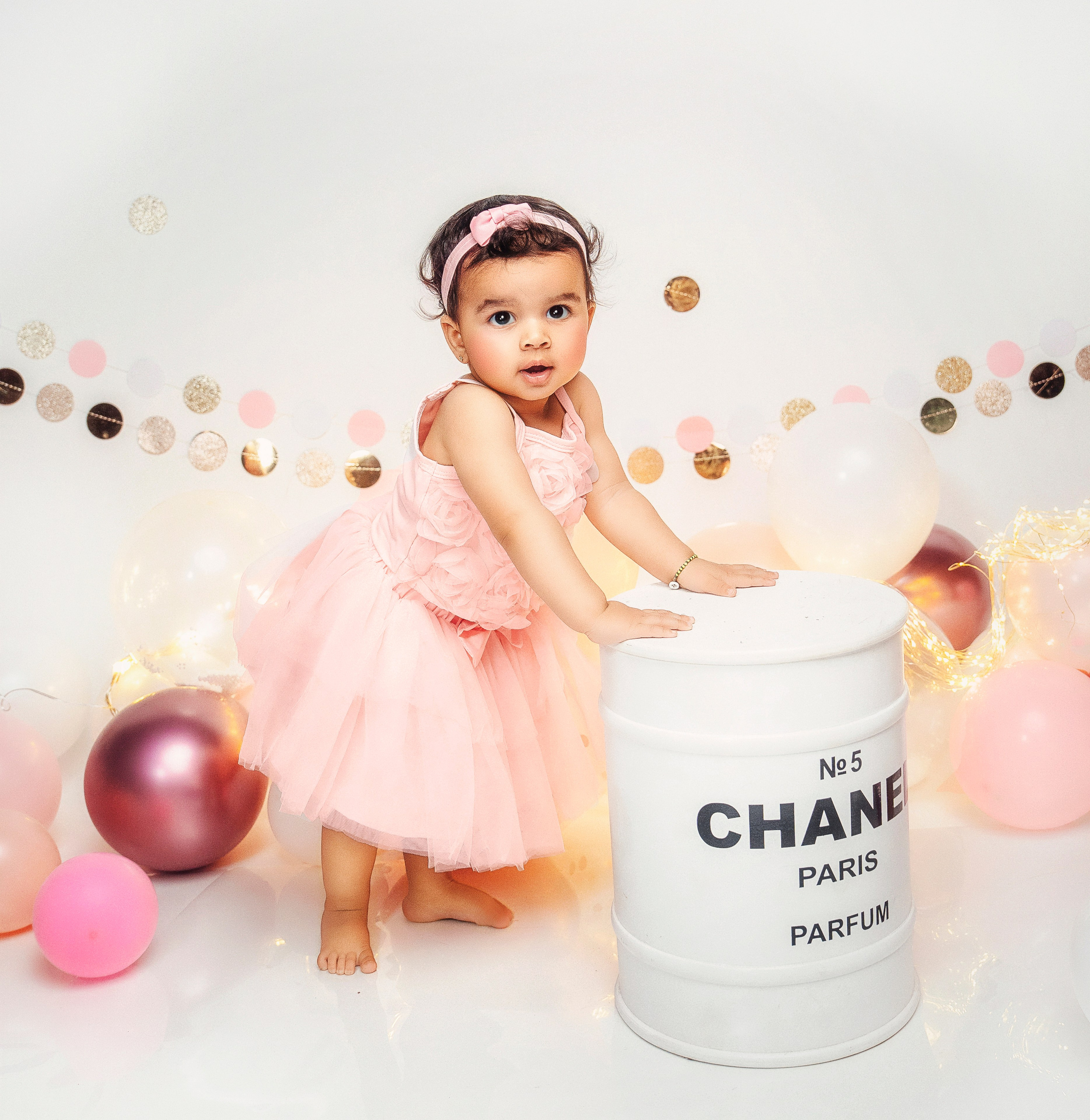 Съёмка Cake Smash на Тенерифе с годовалым малышом, в пастельных тонах и с элегантным декором.