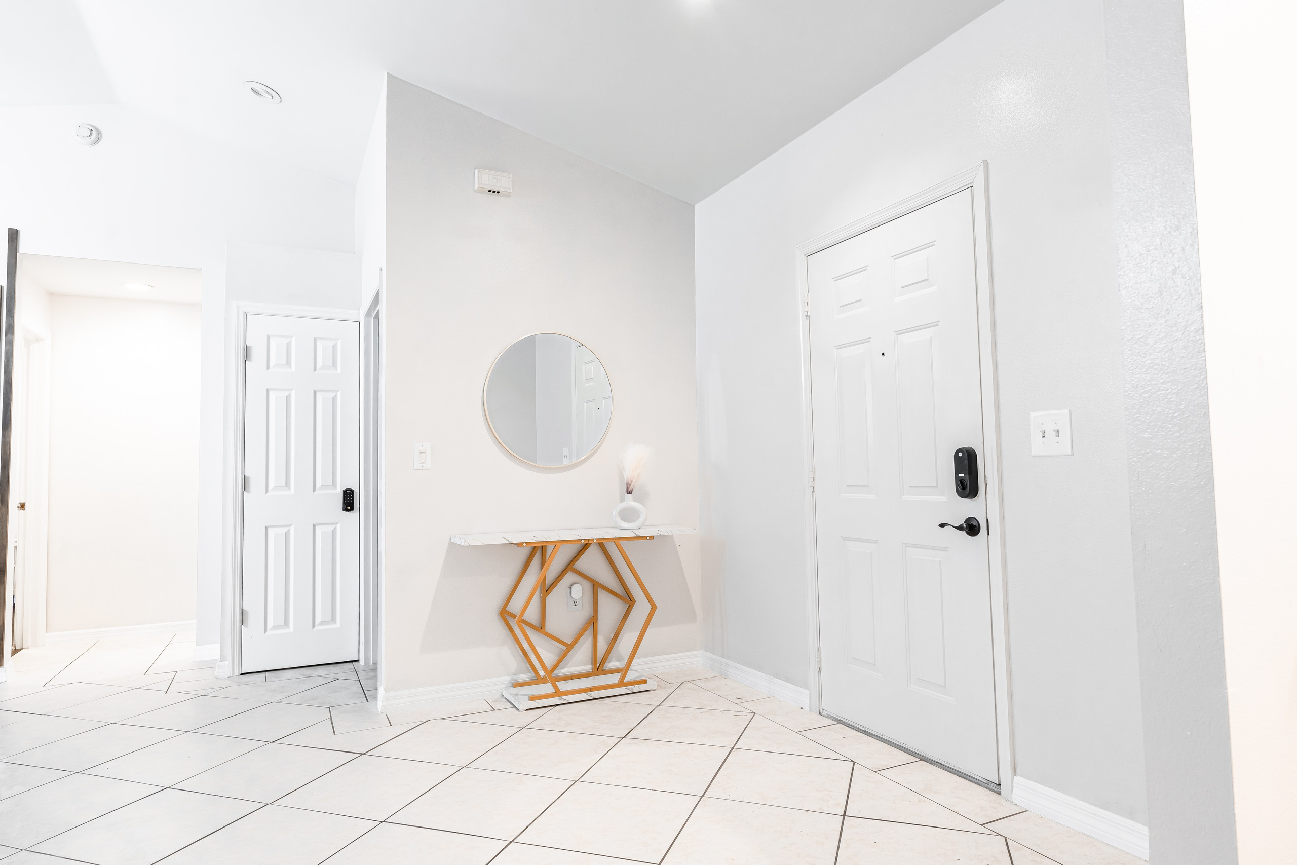 The house is for Rent AirBNB: https://ru.airbnb.com/rooms/1023445326769536774?_set_bev_on_new_domain=1702356155_MDFhNDI0ZDdjMDhj&source_impression_id=p3_1702356155_K3LTjNJeF83QUyI0