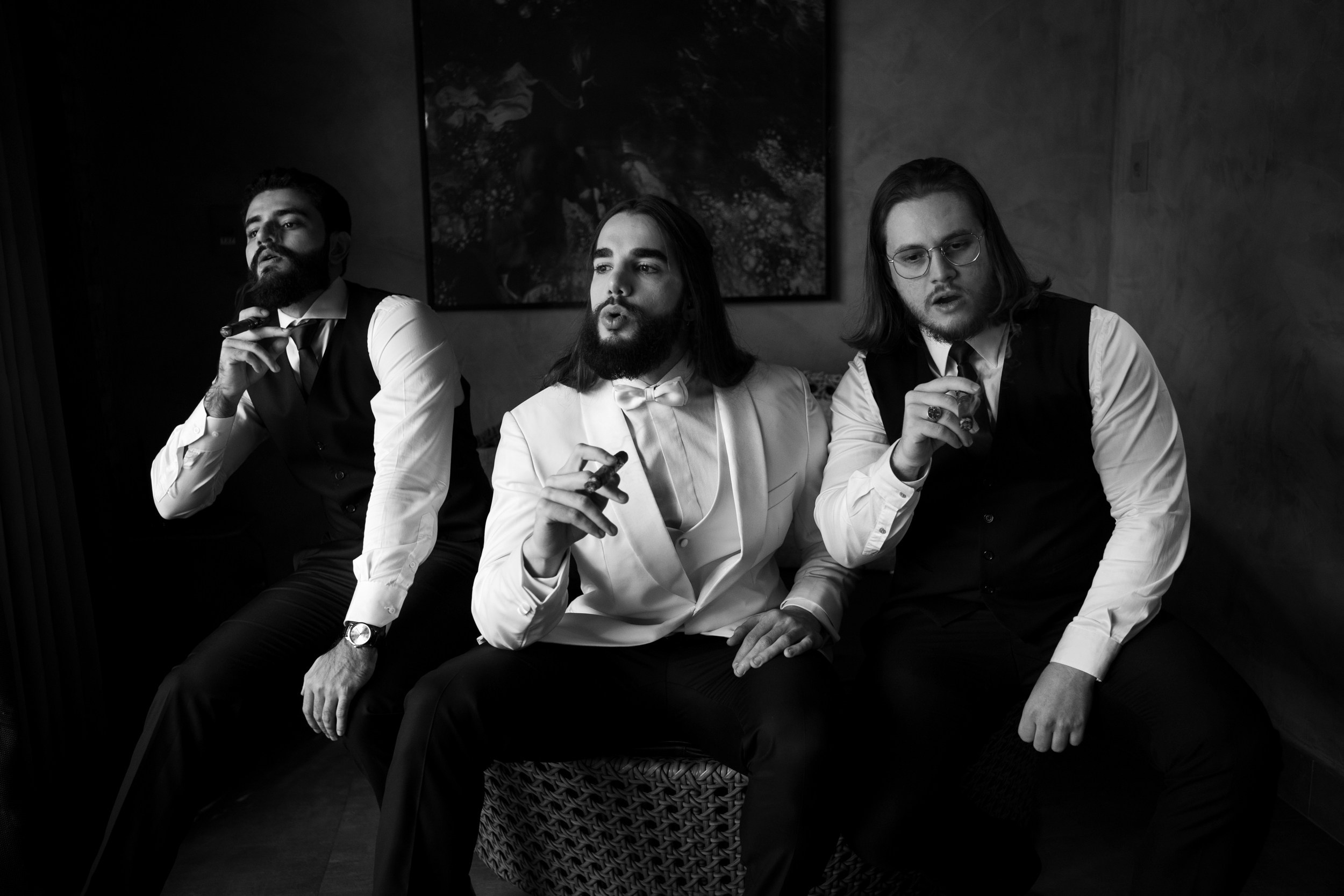 Olhar do noivo Igor ao ver Ana no casamento em BH. Fotografia documental de Edu e Josi no LIAC Pampulha.