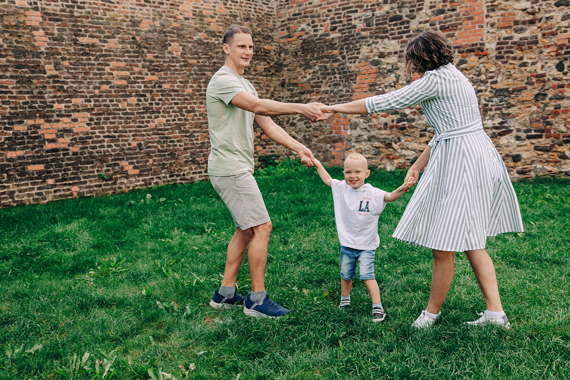 Таня, Андрей и Паша на прогулке. Семейный и свадебный фотограф в Праге Наталья Федори