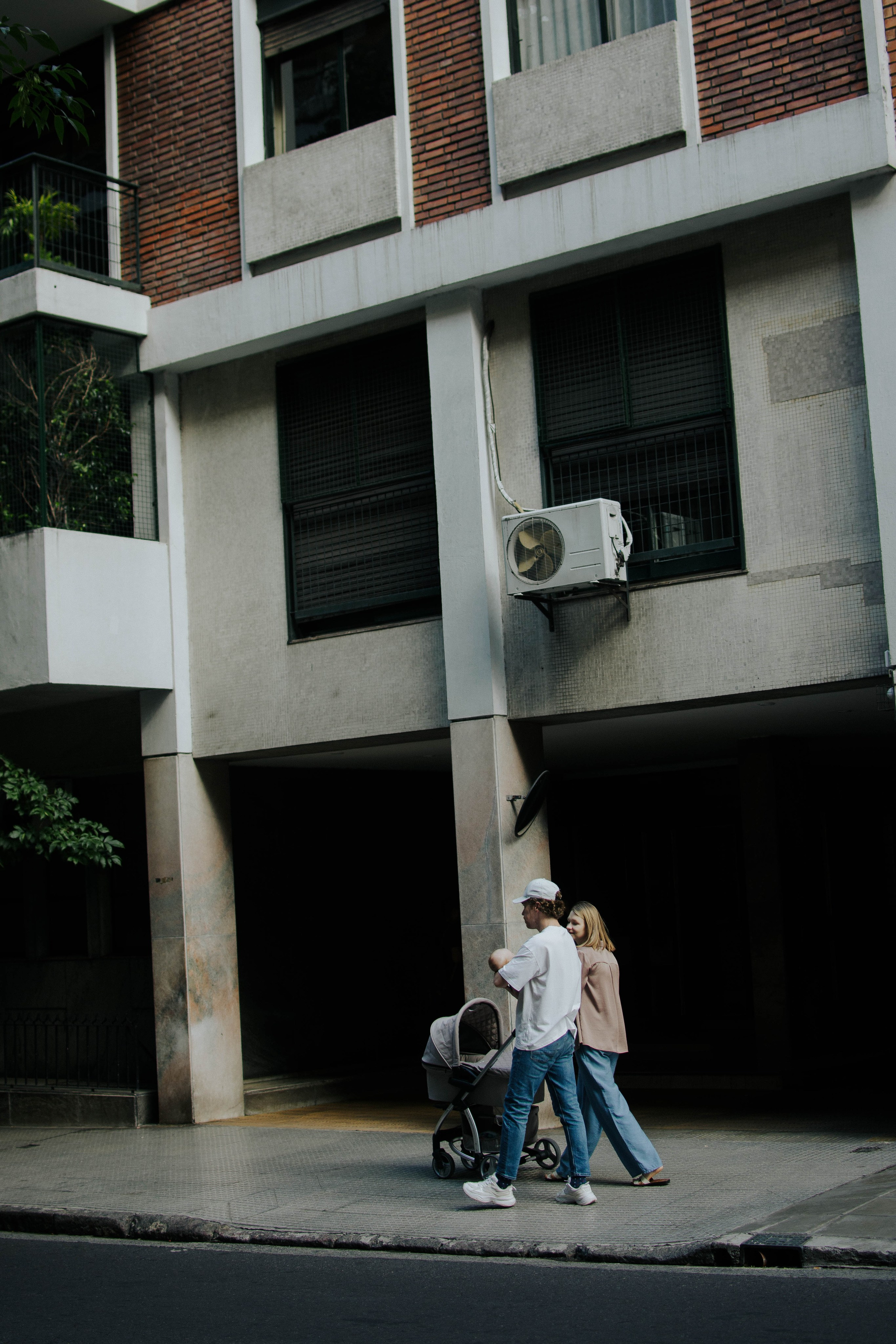 The little one and his parents. Buenos Aires. Photography. Photographer @elmirkami in the city of Buenos Aires