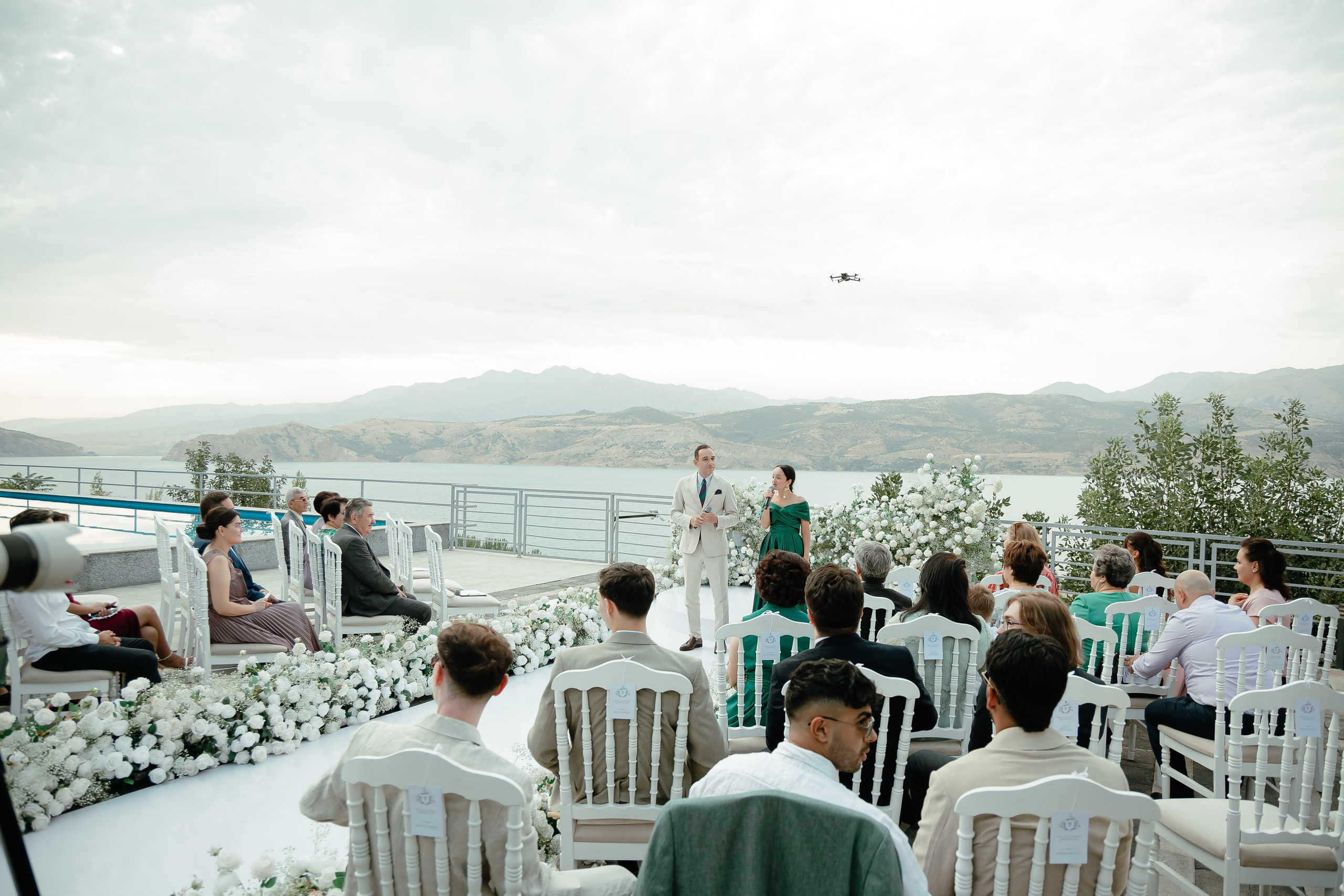 Thomas & Suyumbika. Главная