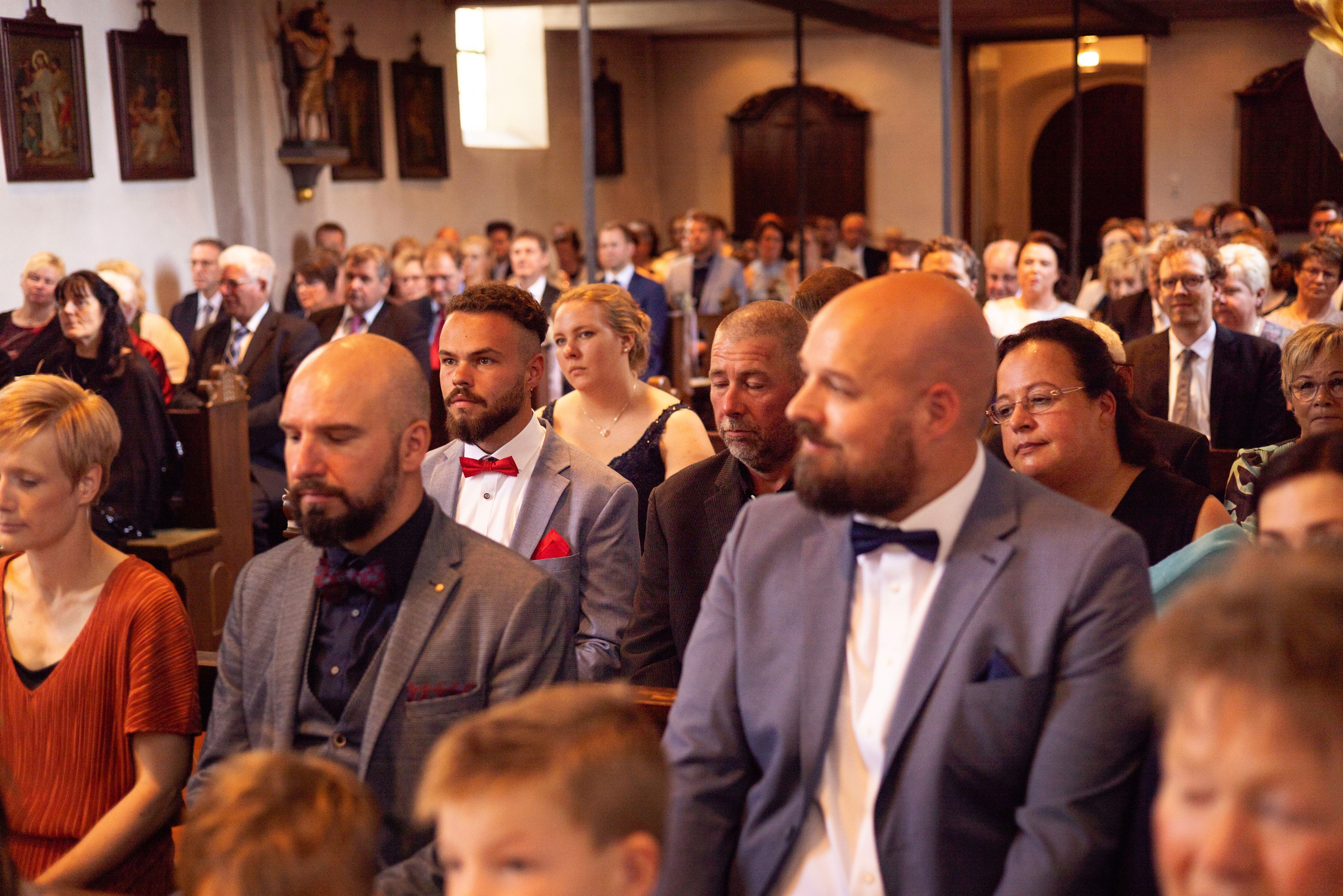 Professionelles Hochzeitsvideo: Brautpaar während der katholischen Zeremonie in Bippen bei Osnabrück.“